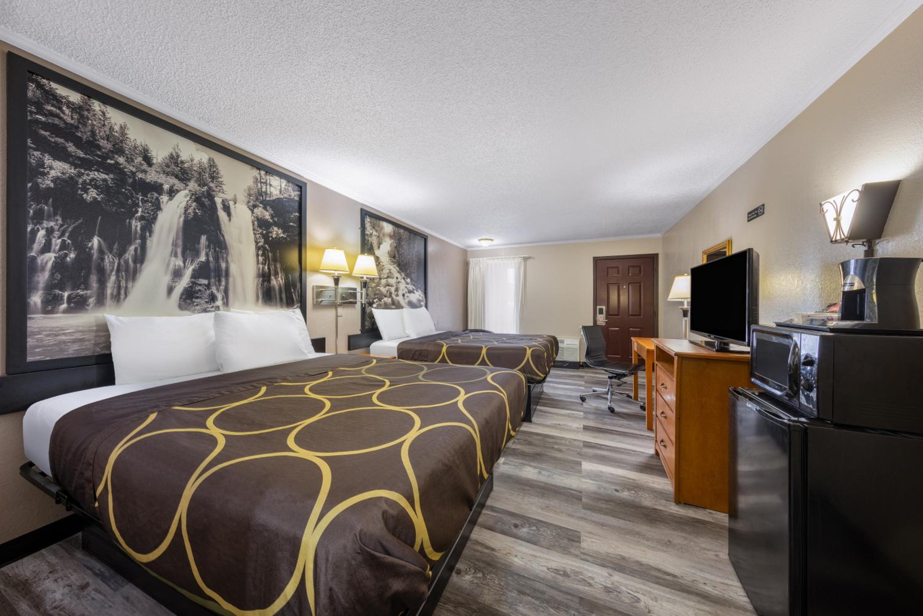 Queen Room with Two Queen Beds - Non-Smoking - Photo 4