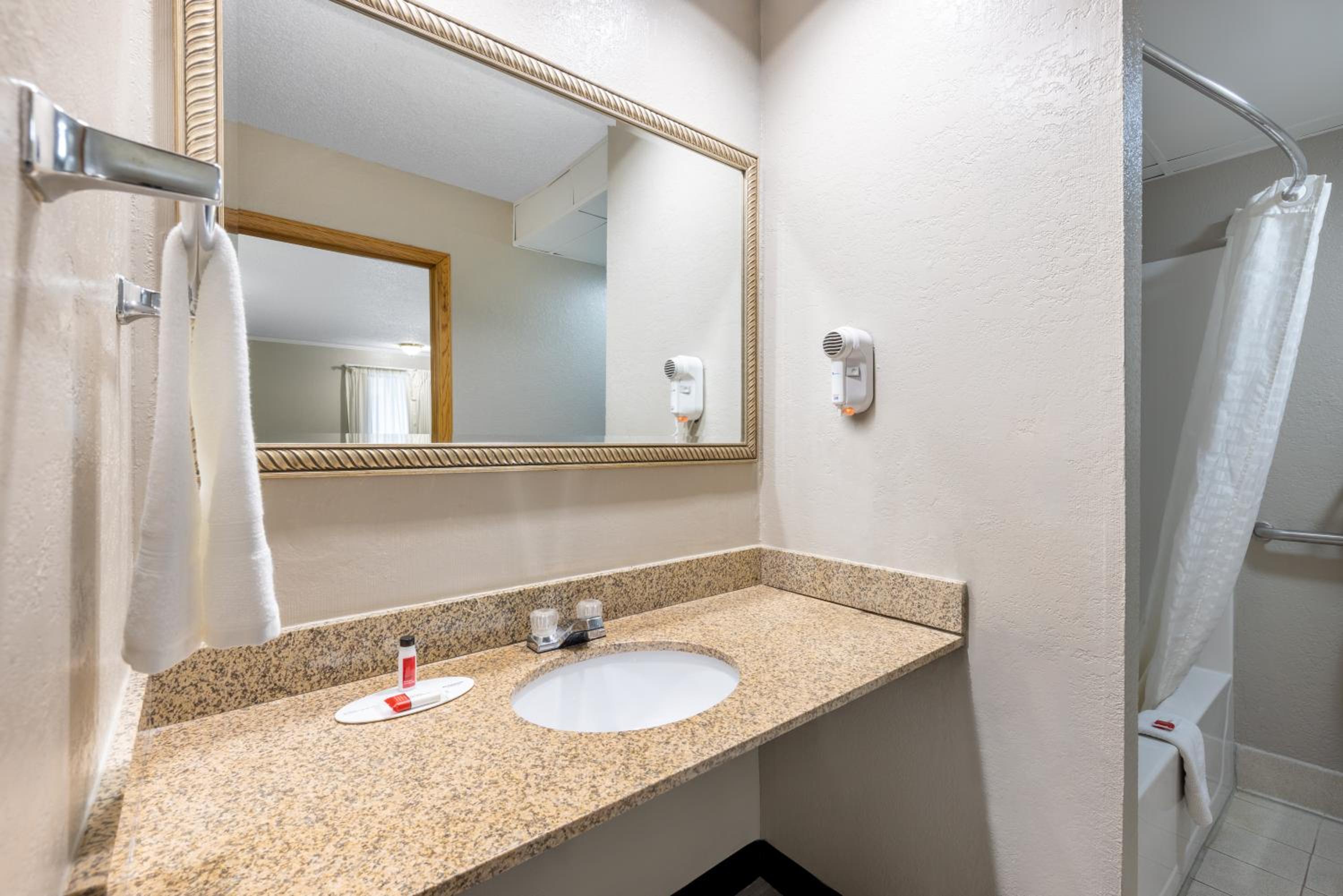 King Room - Mobility Access/Non-Smoking - Photo 4