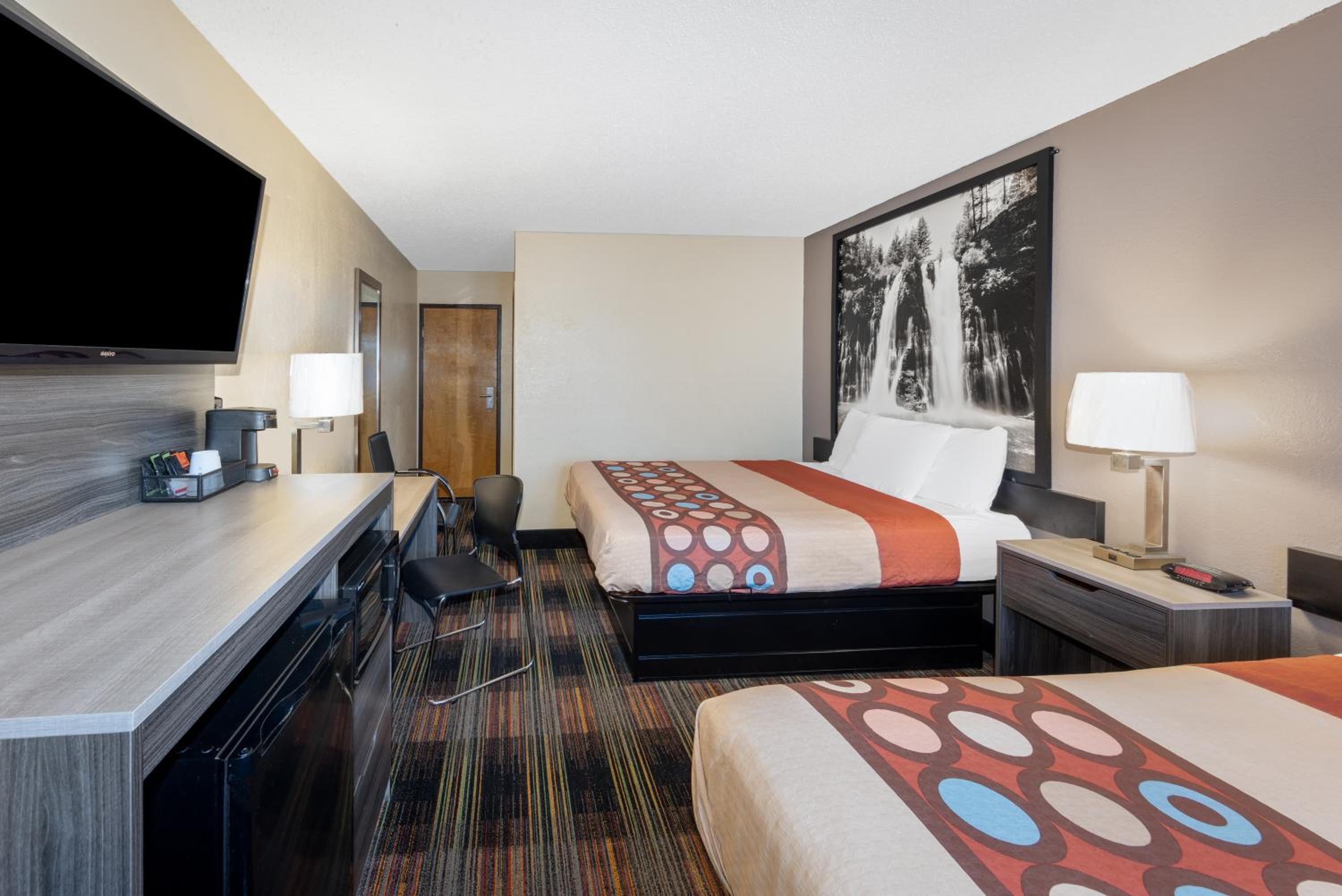Queen Room with Two Queen Beds - Non-Smoking - Photo 1