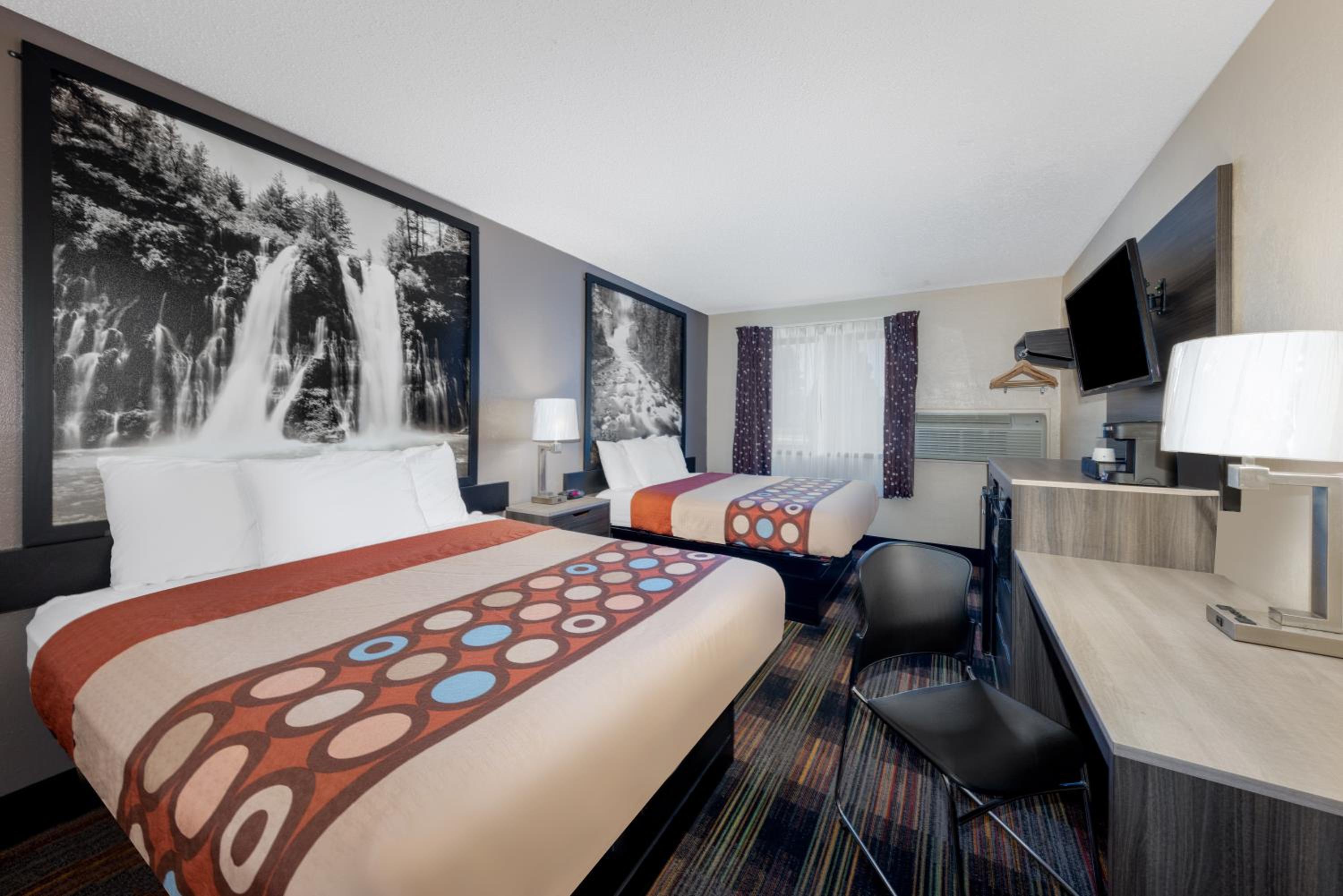 Queen Room with Two Queen Beds - Non-Smoking - Photo 4