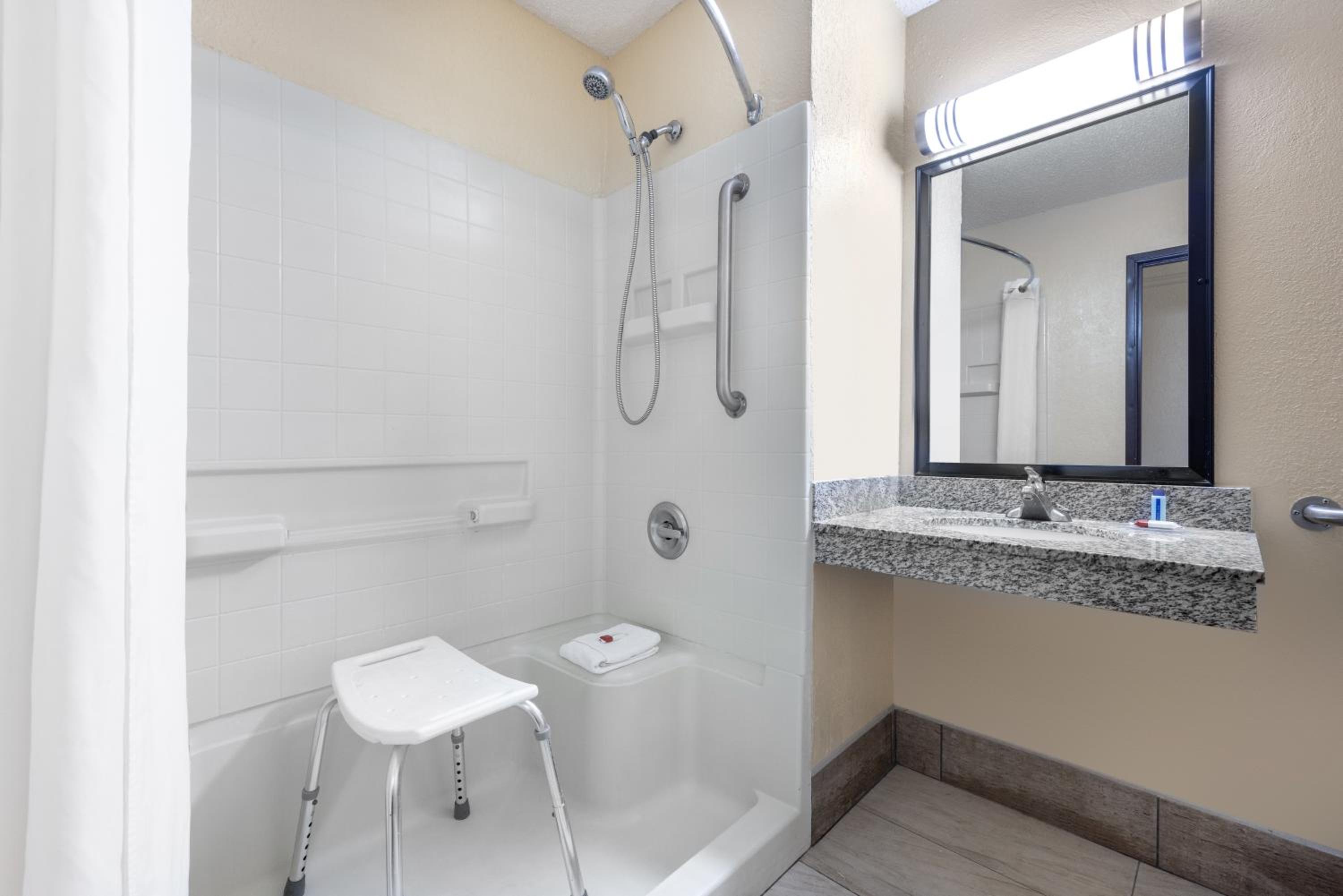 King Room - Disability Access/Non-Smoking - Photo 2