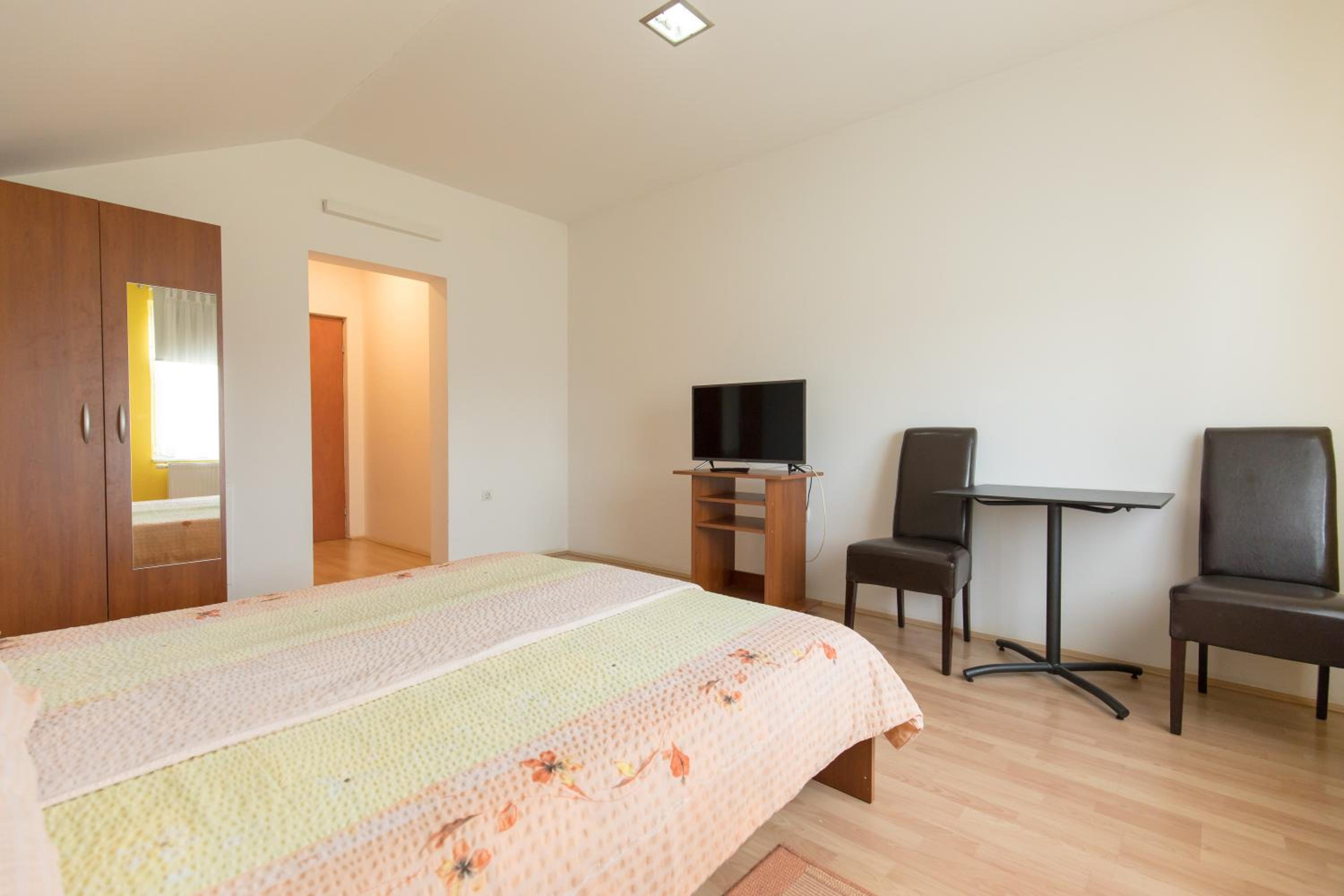 Large Double Room - Photo 2