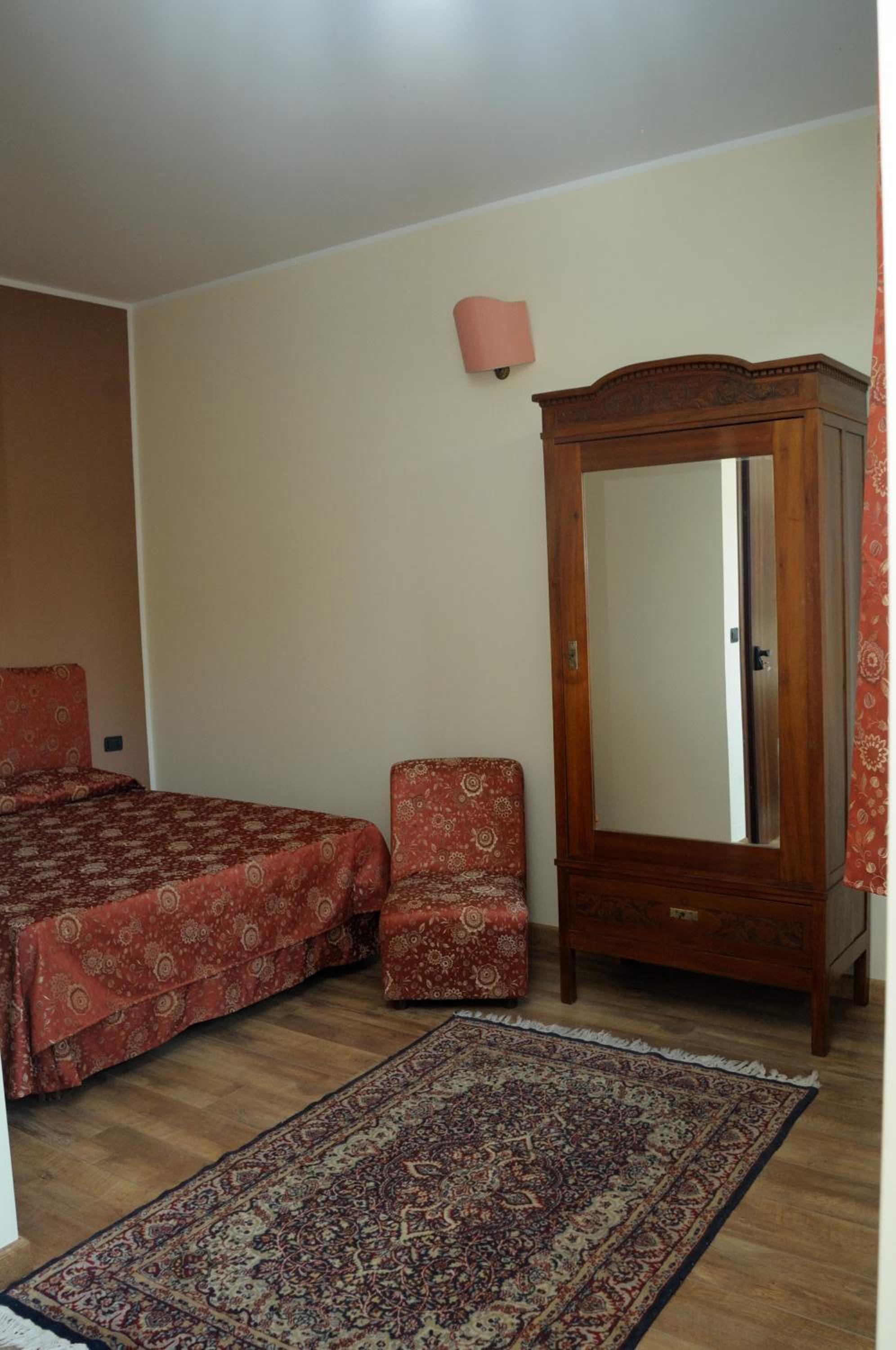 Twin Room with Bathroom - Photo 3