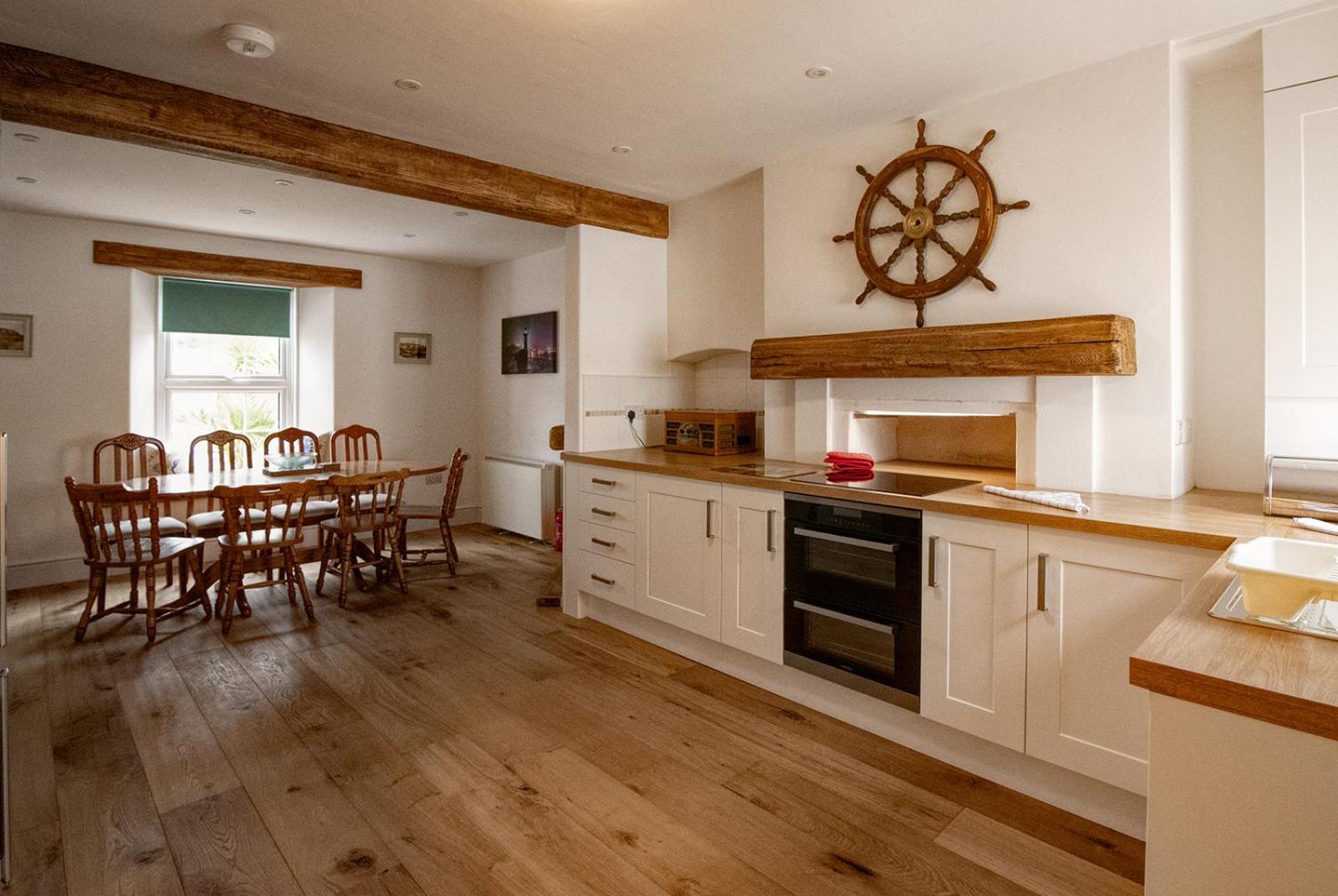 Four-Bedroom House photo 2