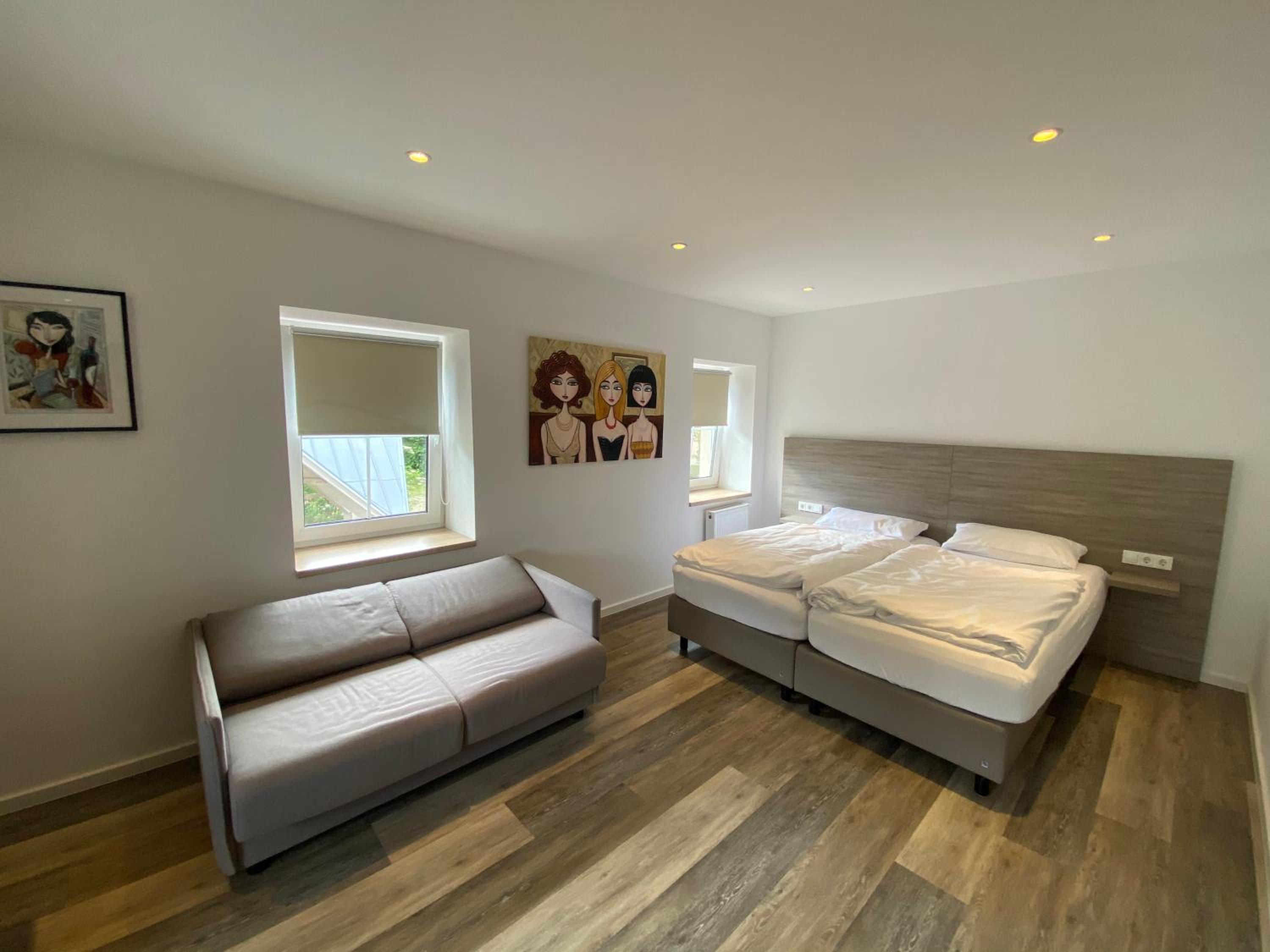 Family Room with Garden View - Photo 3