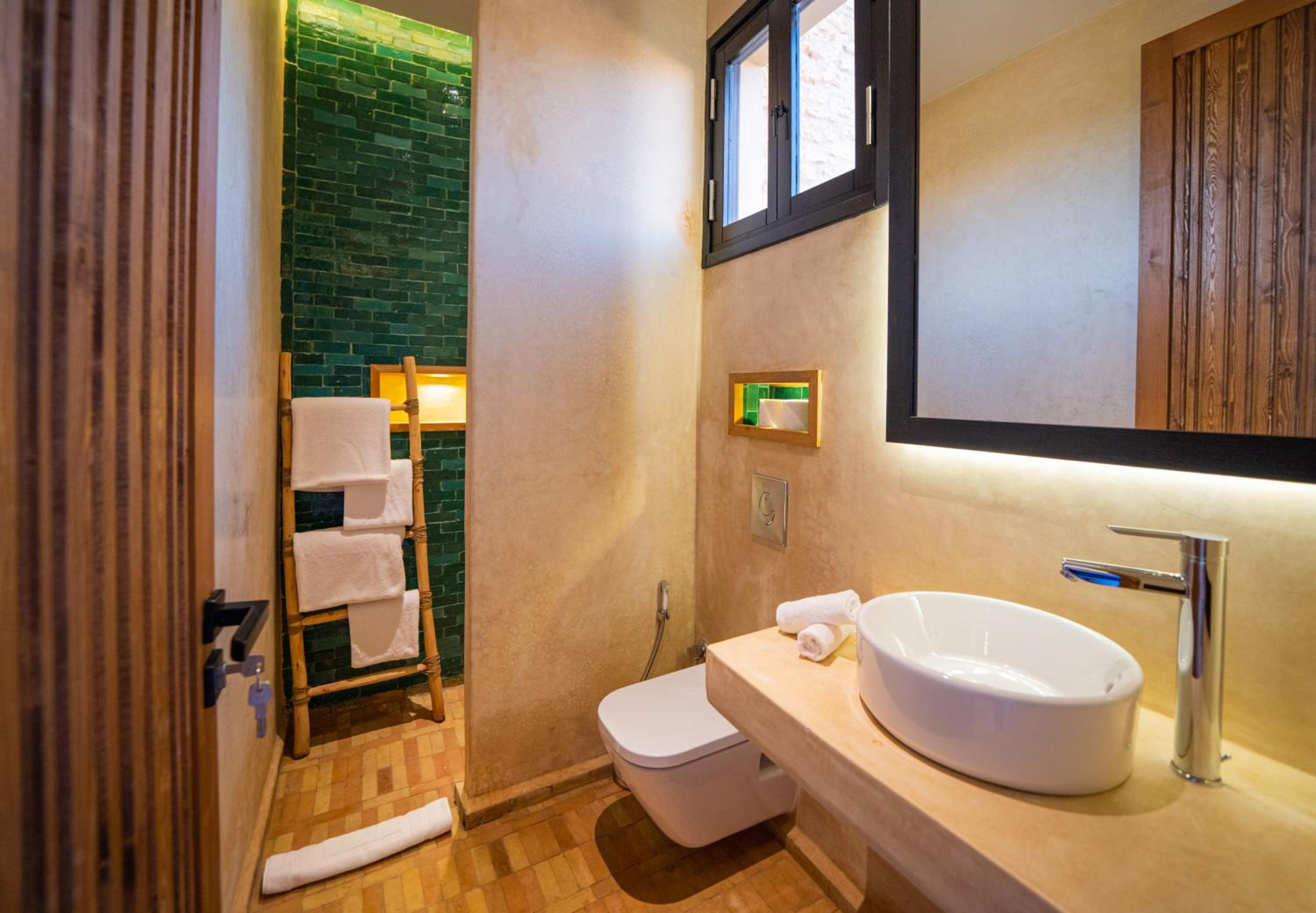 Deluxe Suite with Sea View - Photo 8