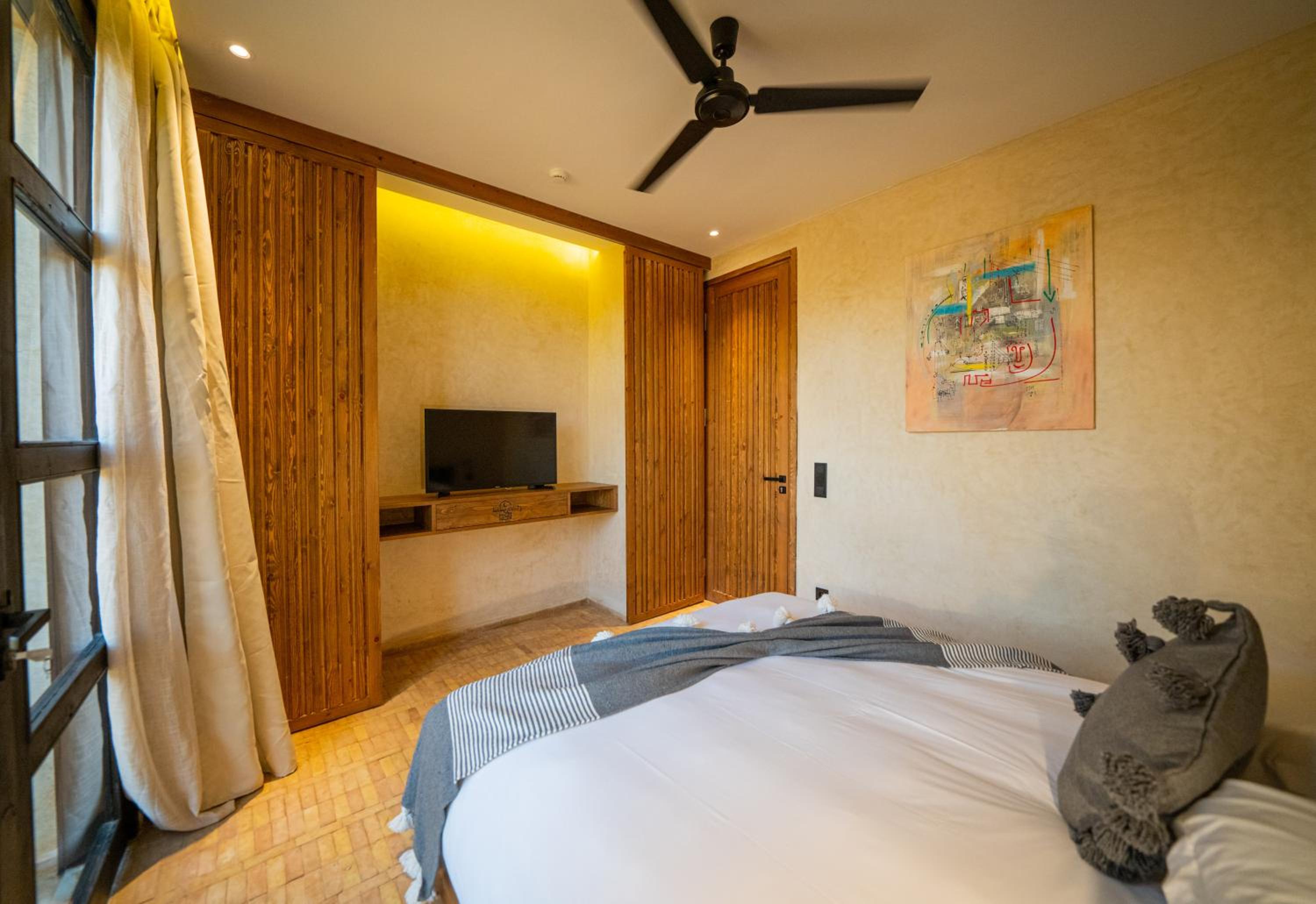 Deluxe Suite with Sea View - Photo 7