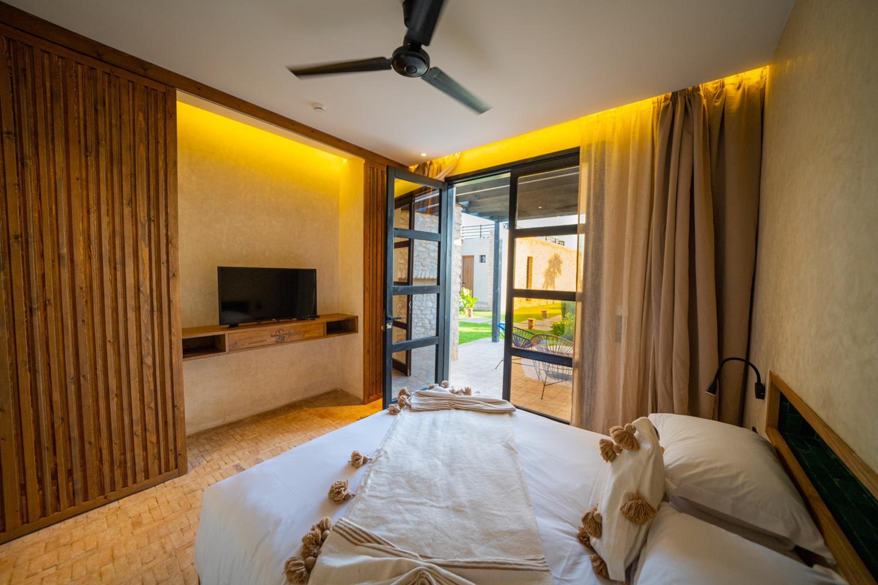Deluxe Suite with Sea View - Photo 2