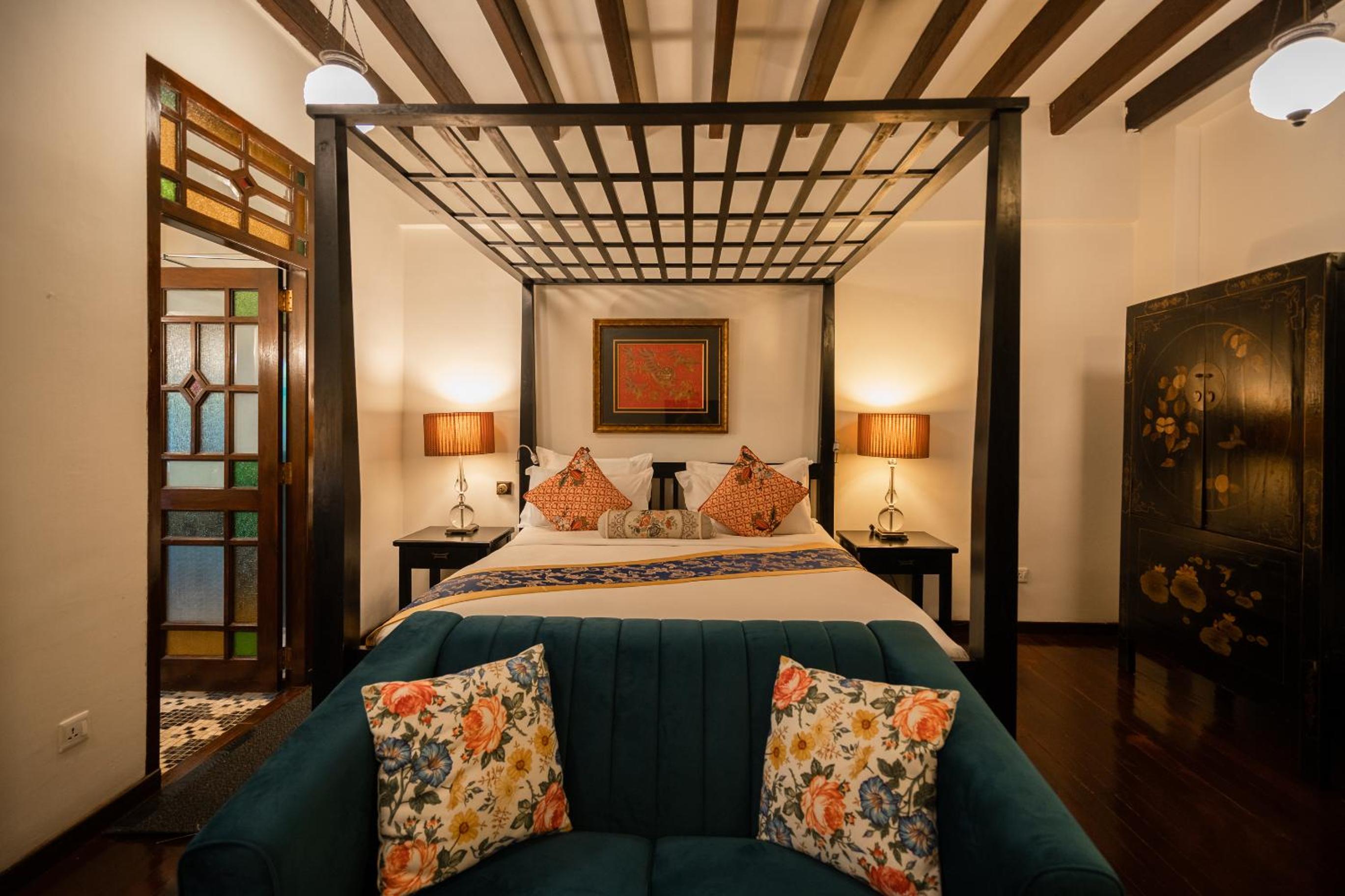 Hutton Deluxe Queen Room with Jacuzzi photo 2