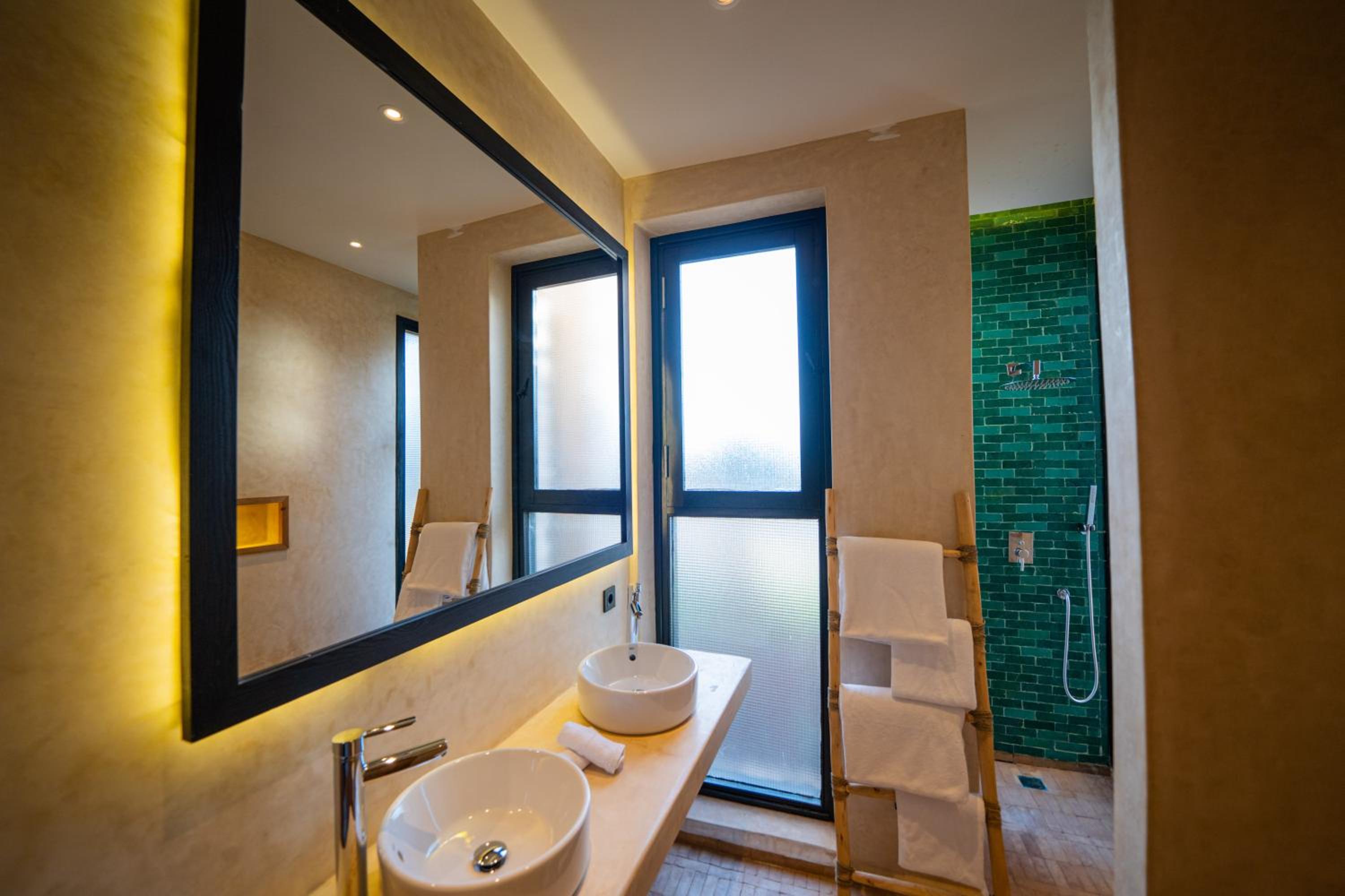 Deluxe Suite - Photo 6