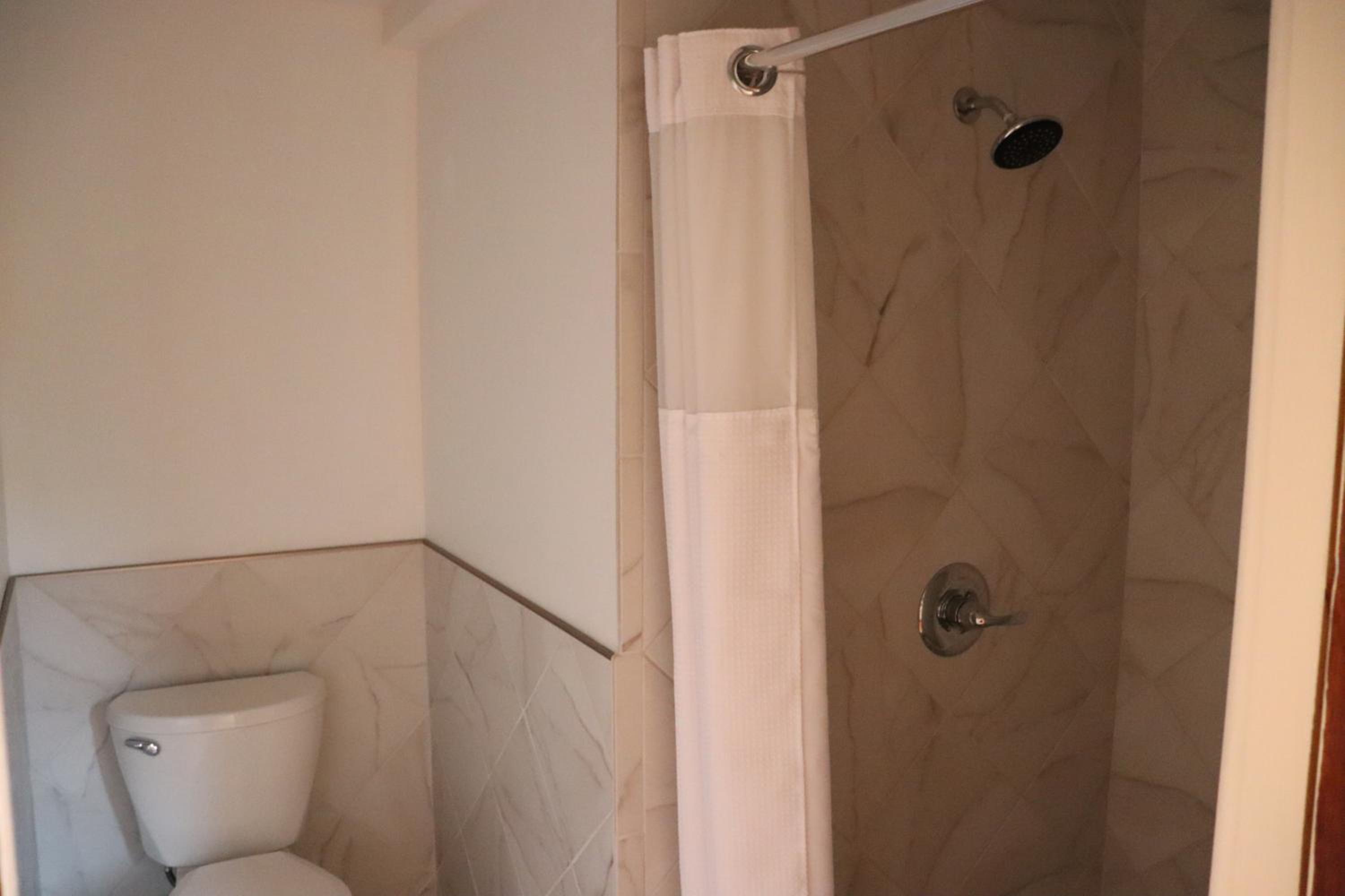 Double Room with Private Bathroom - Photo 2