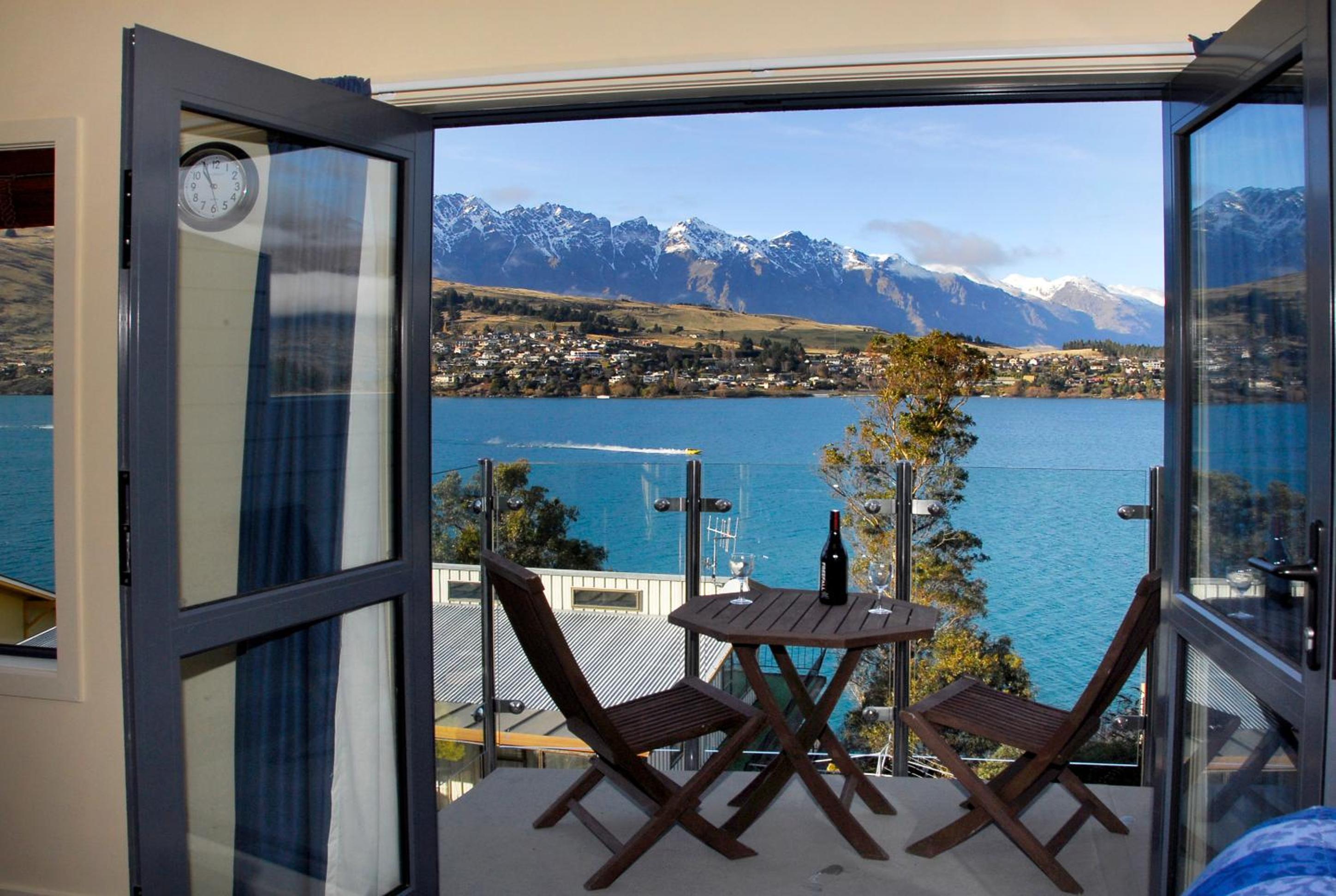 One-Bedroom Lake View Suite thumbnail 6