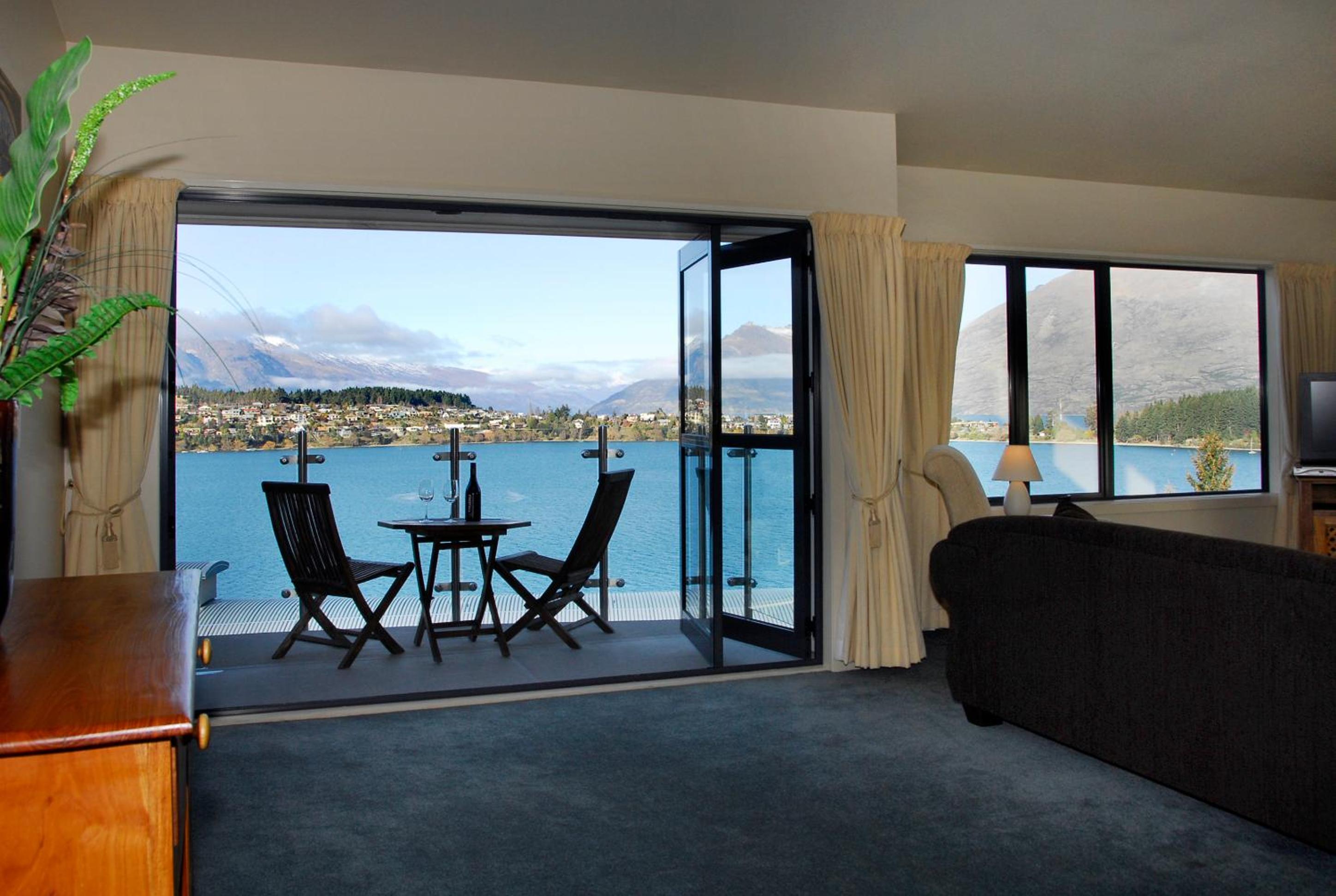 Two-bedroom two bathroom lake view suite thumbnail 5