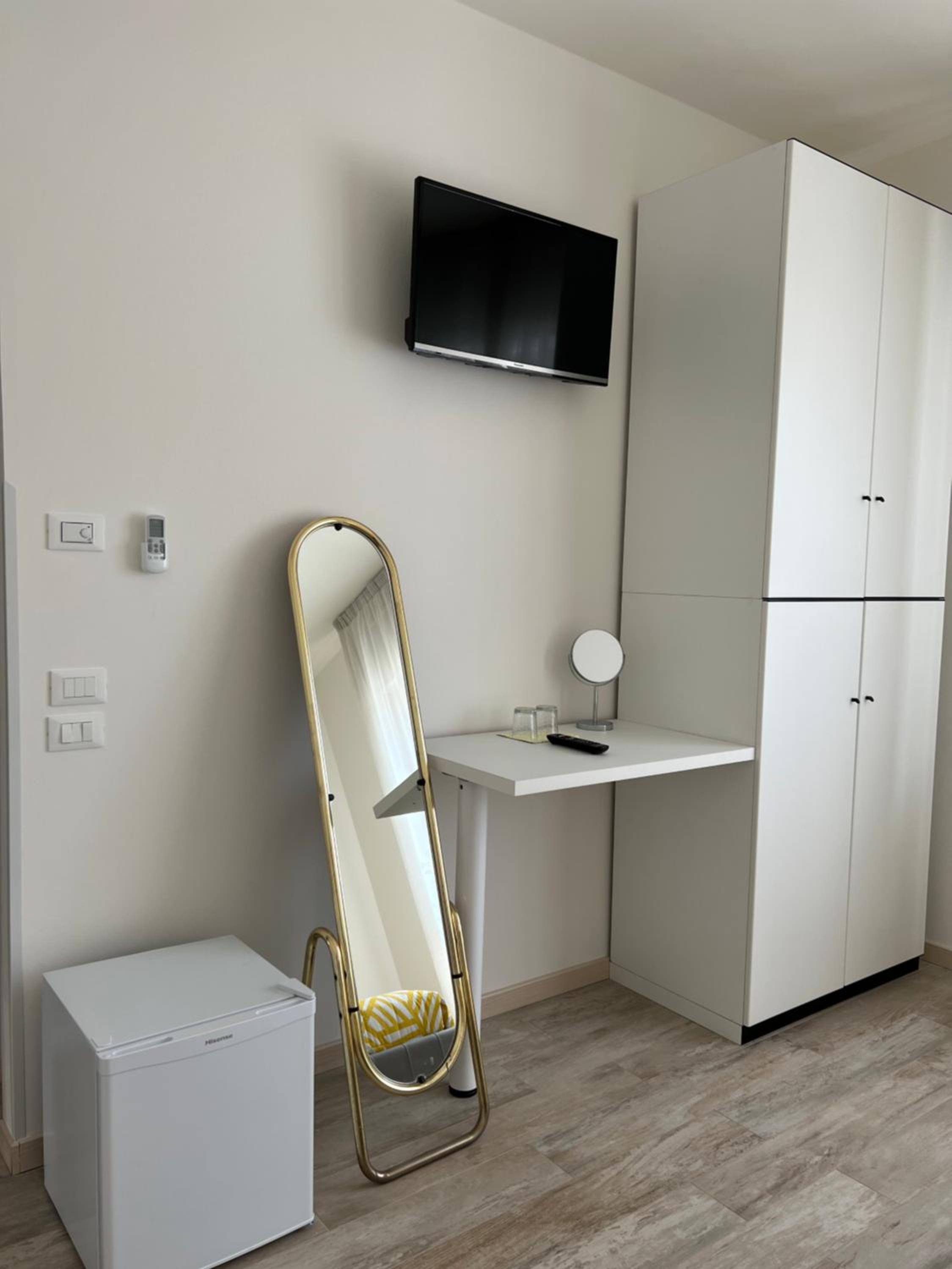 Large Double Room - Photo 3