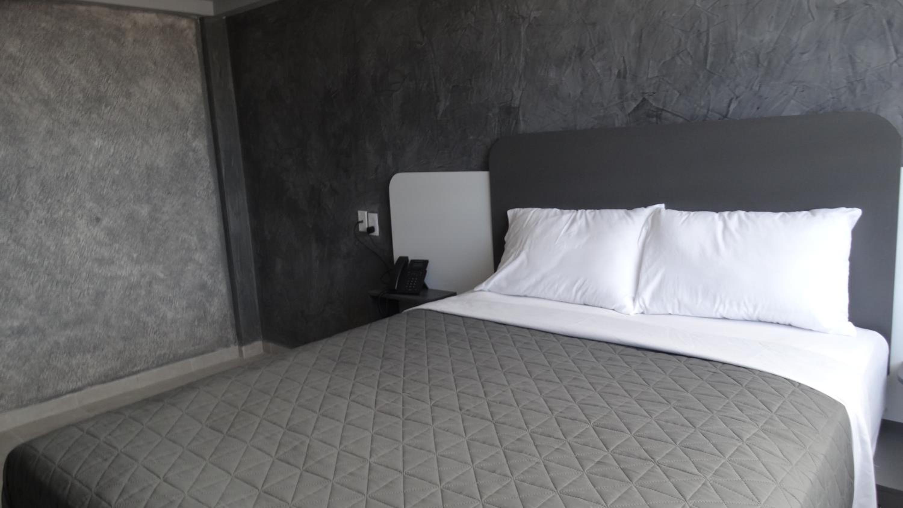 Deluxe Queen Room - Photo 1