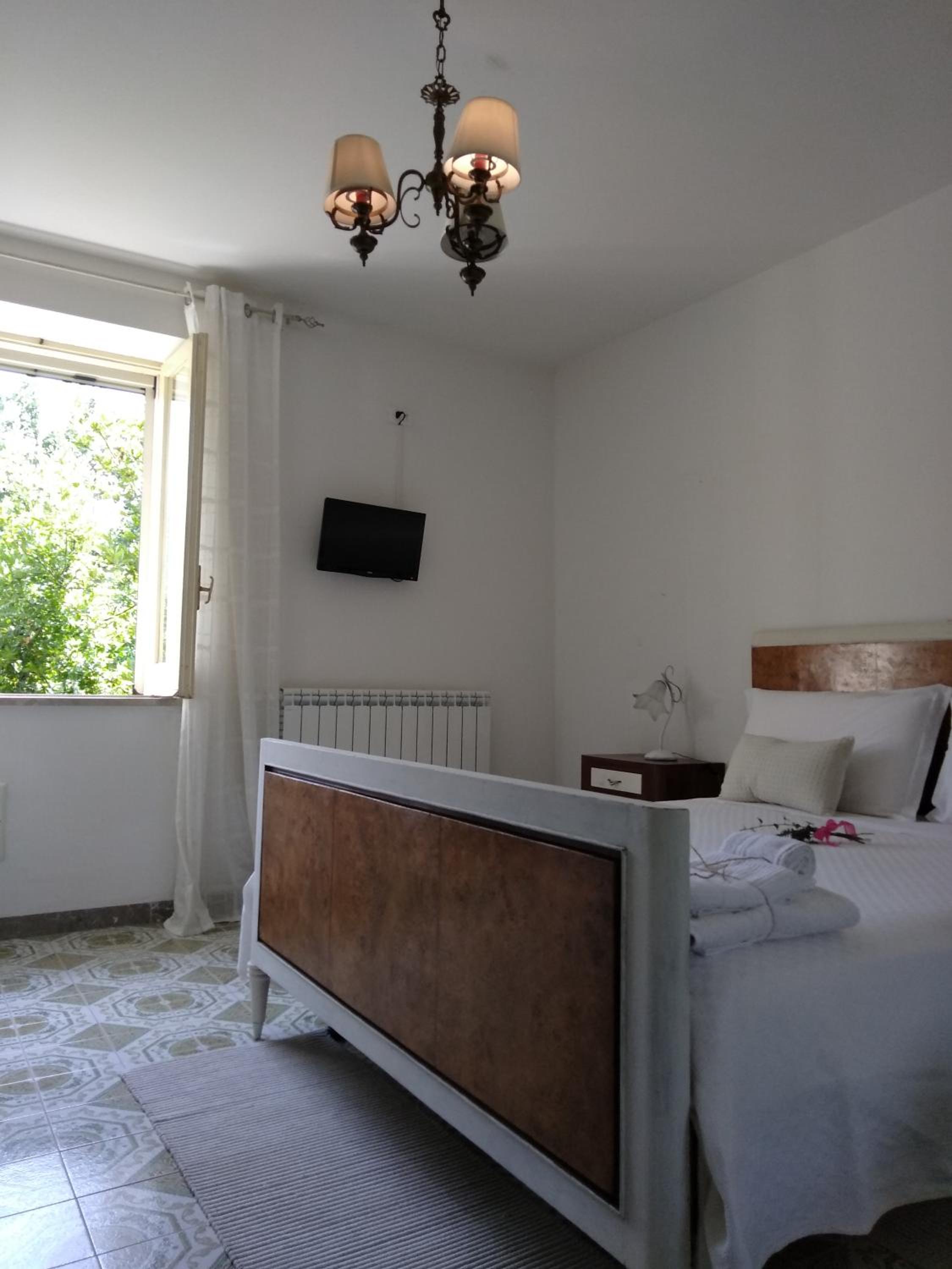 Basic Double Room with Private Bathroom photo 3