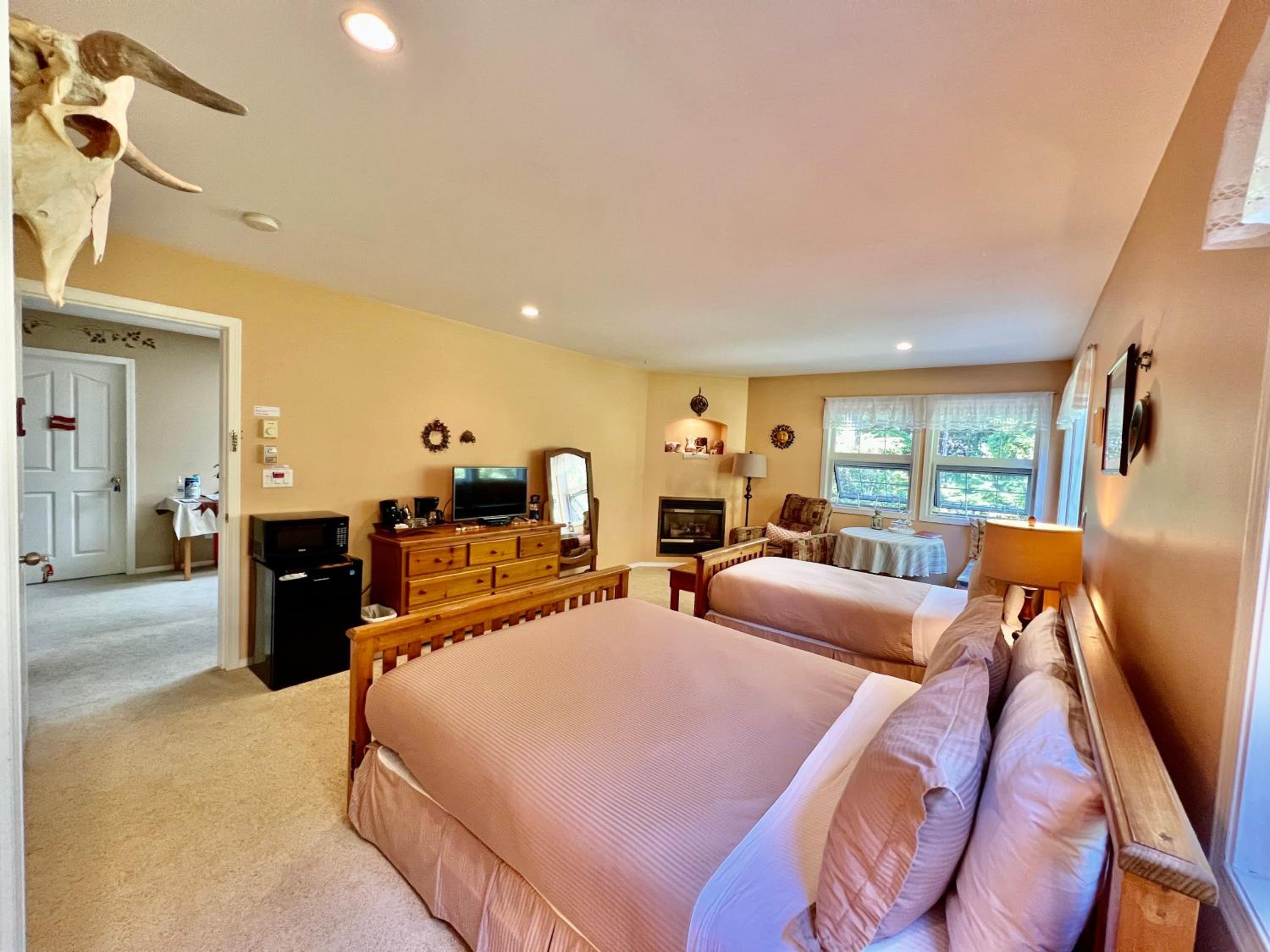 Queen Room photo 2