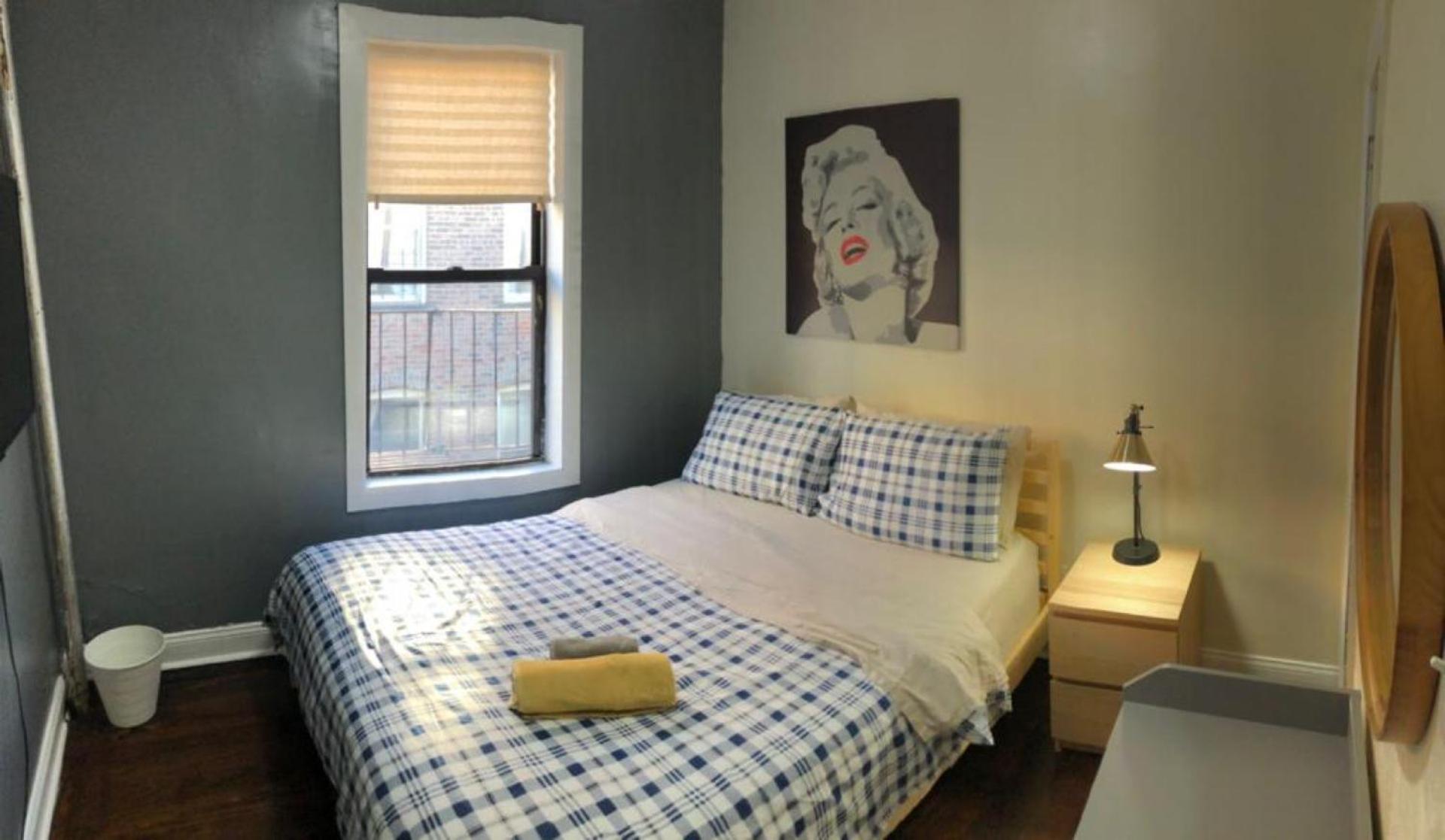 Queen Room With Shared Bathroom photo 1
