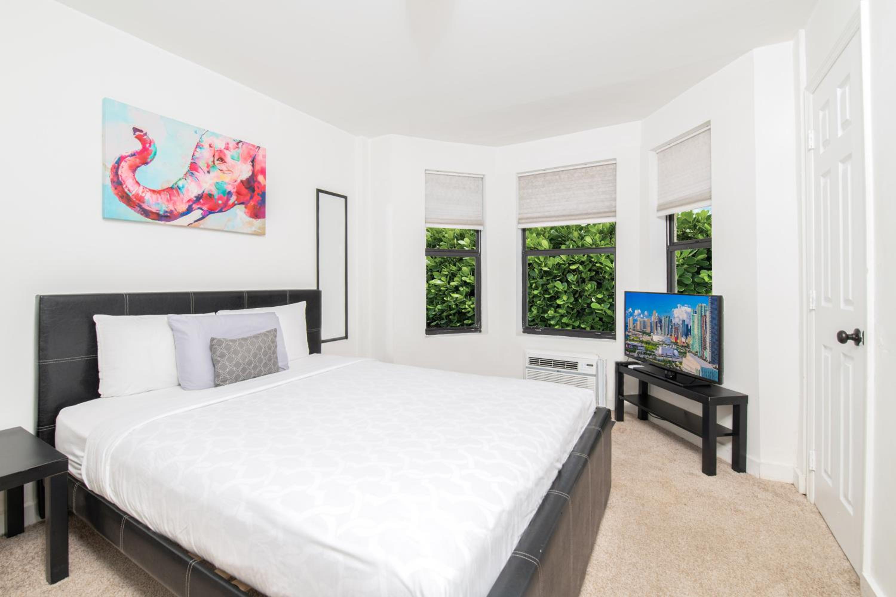 One-Bedroom Apartment photo 1