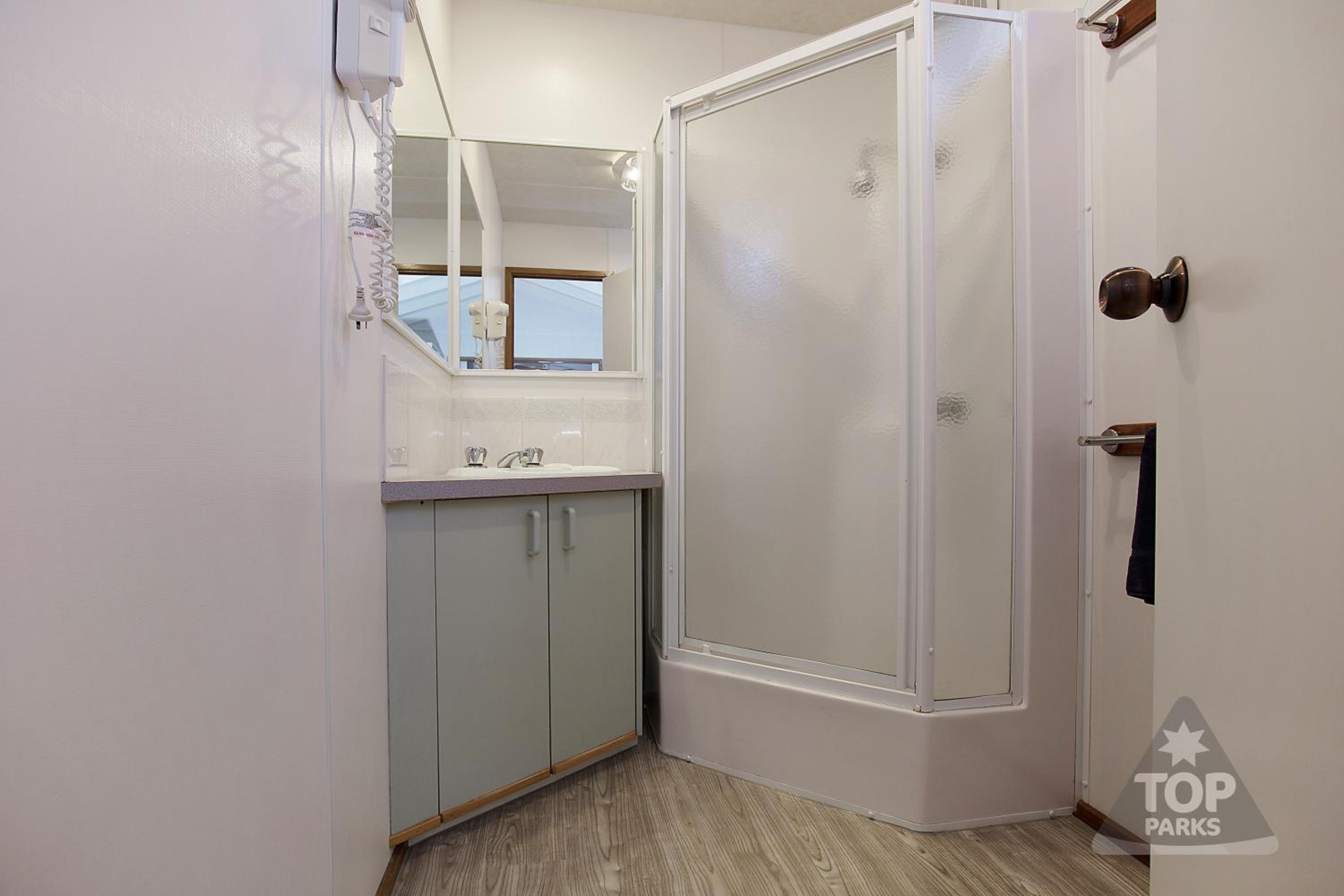 Deluxe Cabin B (5 Guests) photo 2