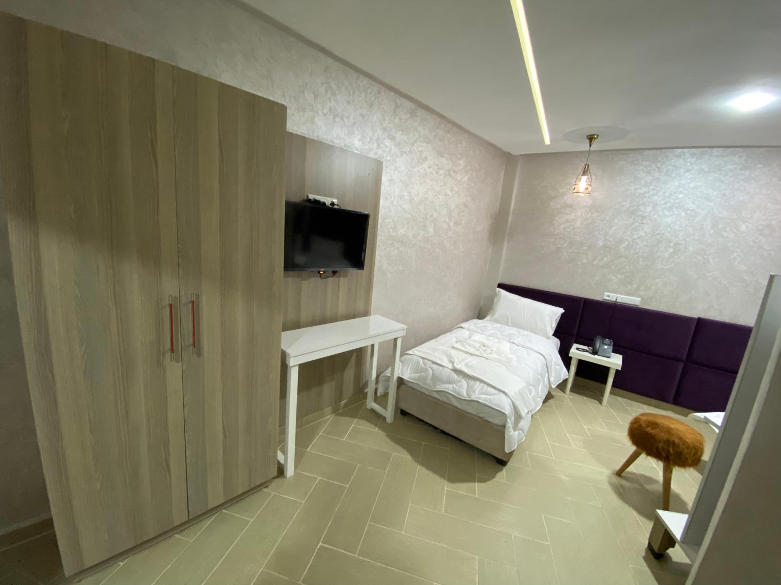 Quadruple Room with Bathroom - Photo 8