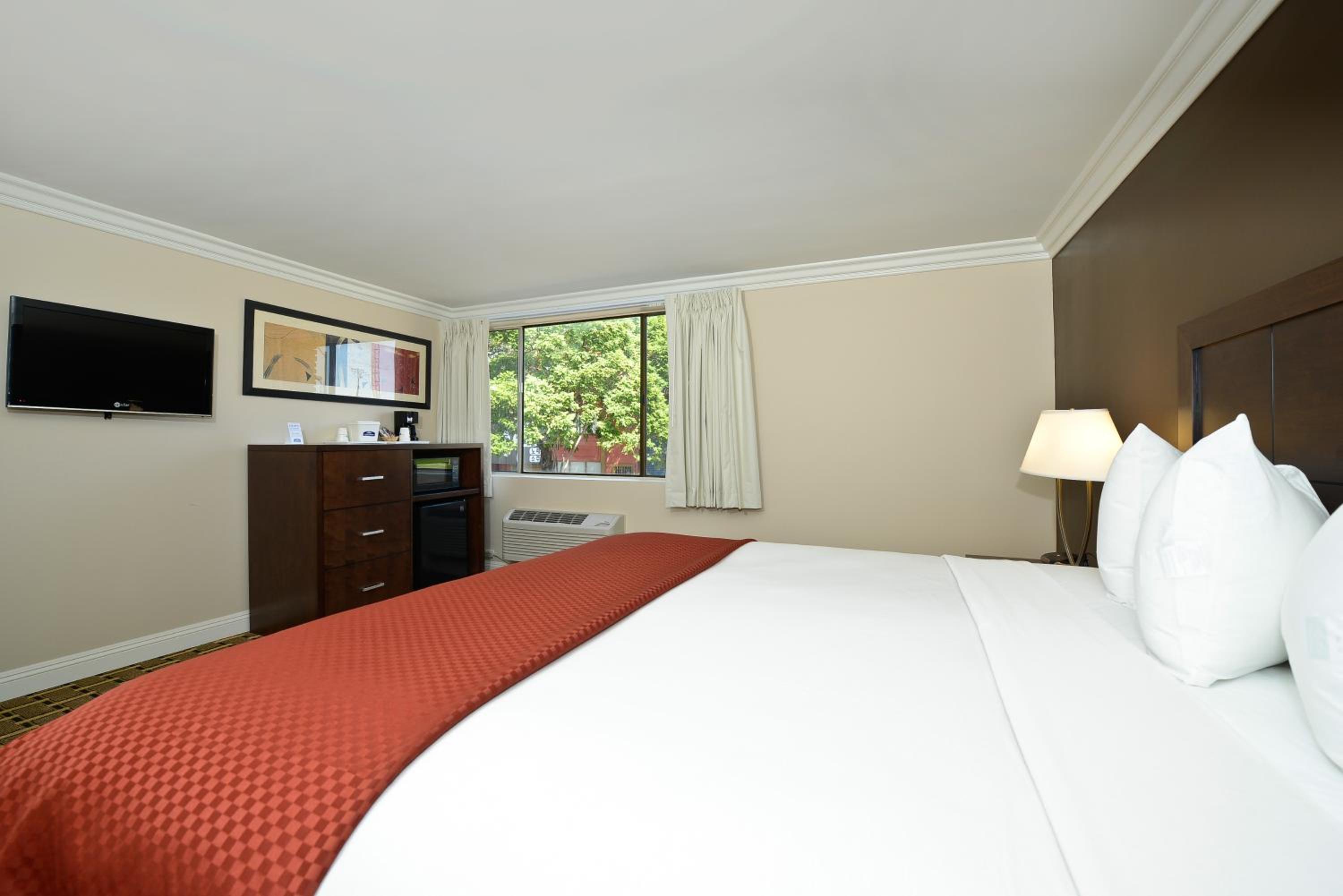 King Room with Bath Tub - Disability Access/Non-Smoking