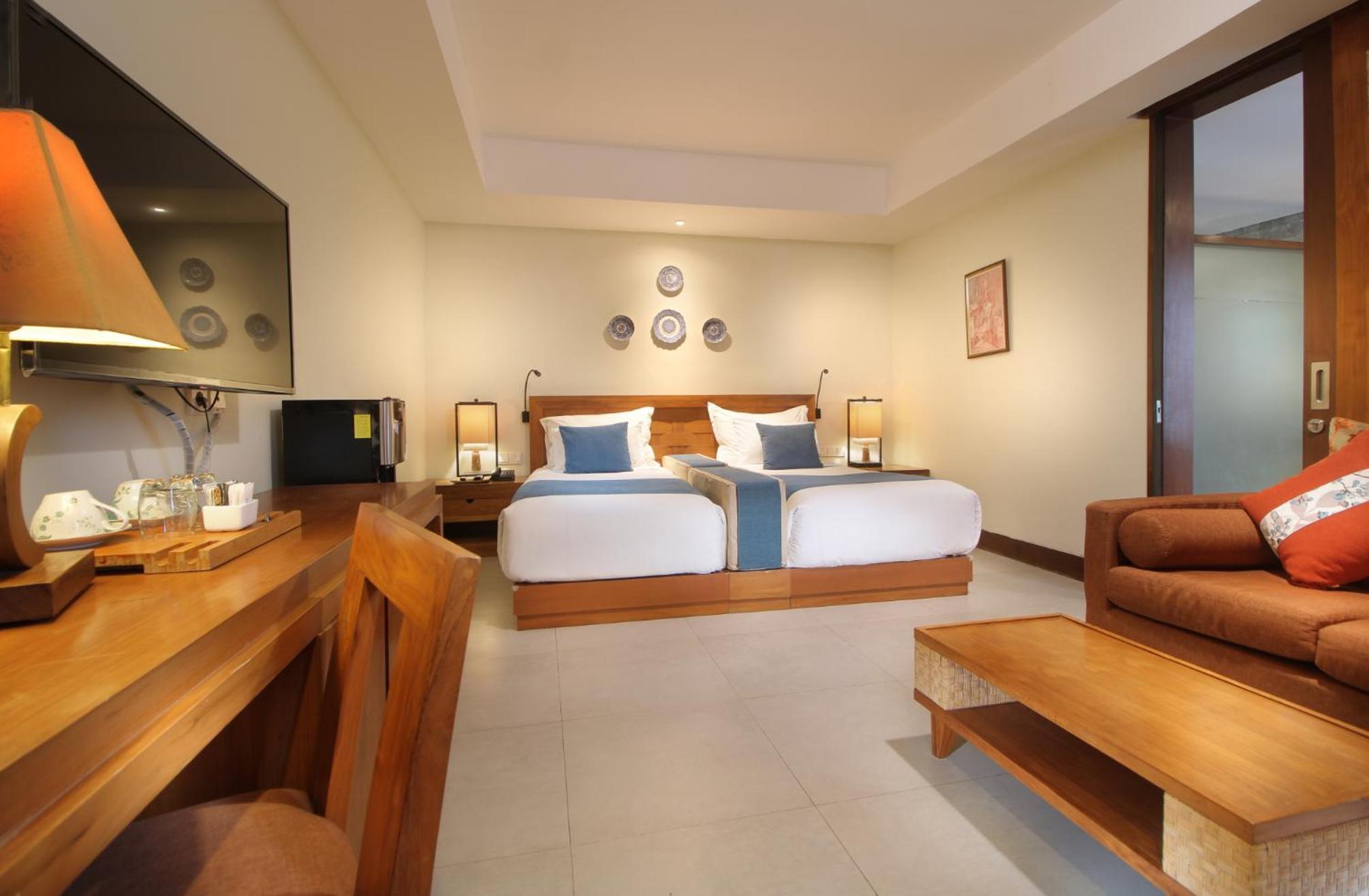 Deluxe Poolside with Coffee Capsule Machine and Free Unlimited Laundry Service - Photo 2