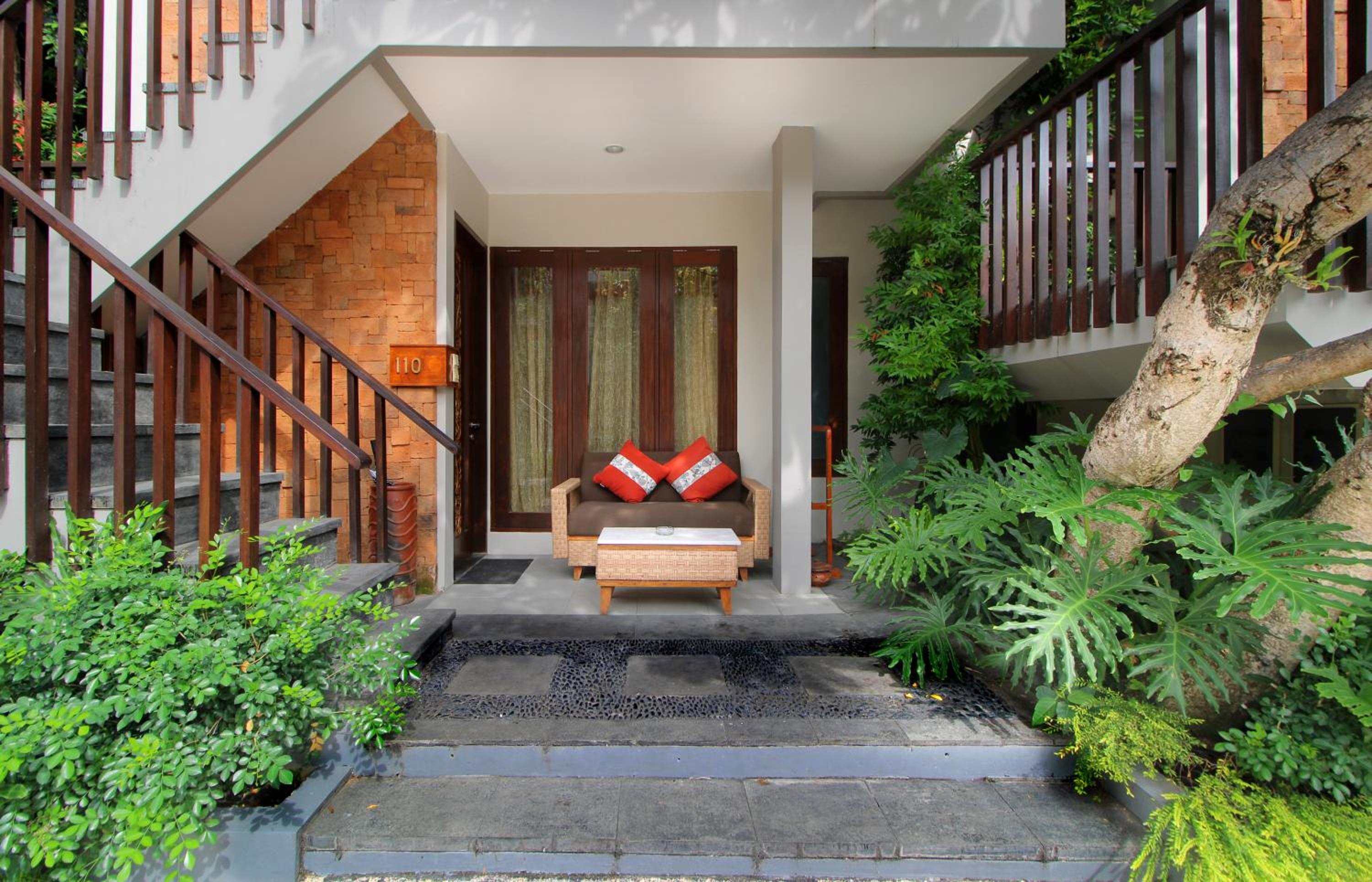 Deluxe Poolside with Coffee Capsule Machine and Free Unlimited Laundry Service - Photo 9