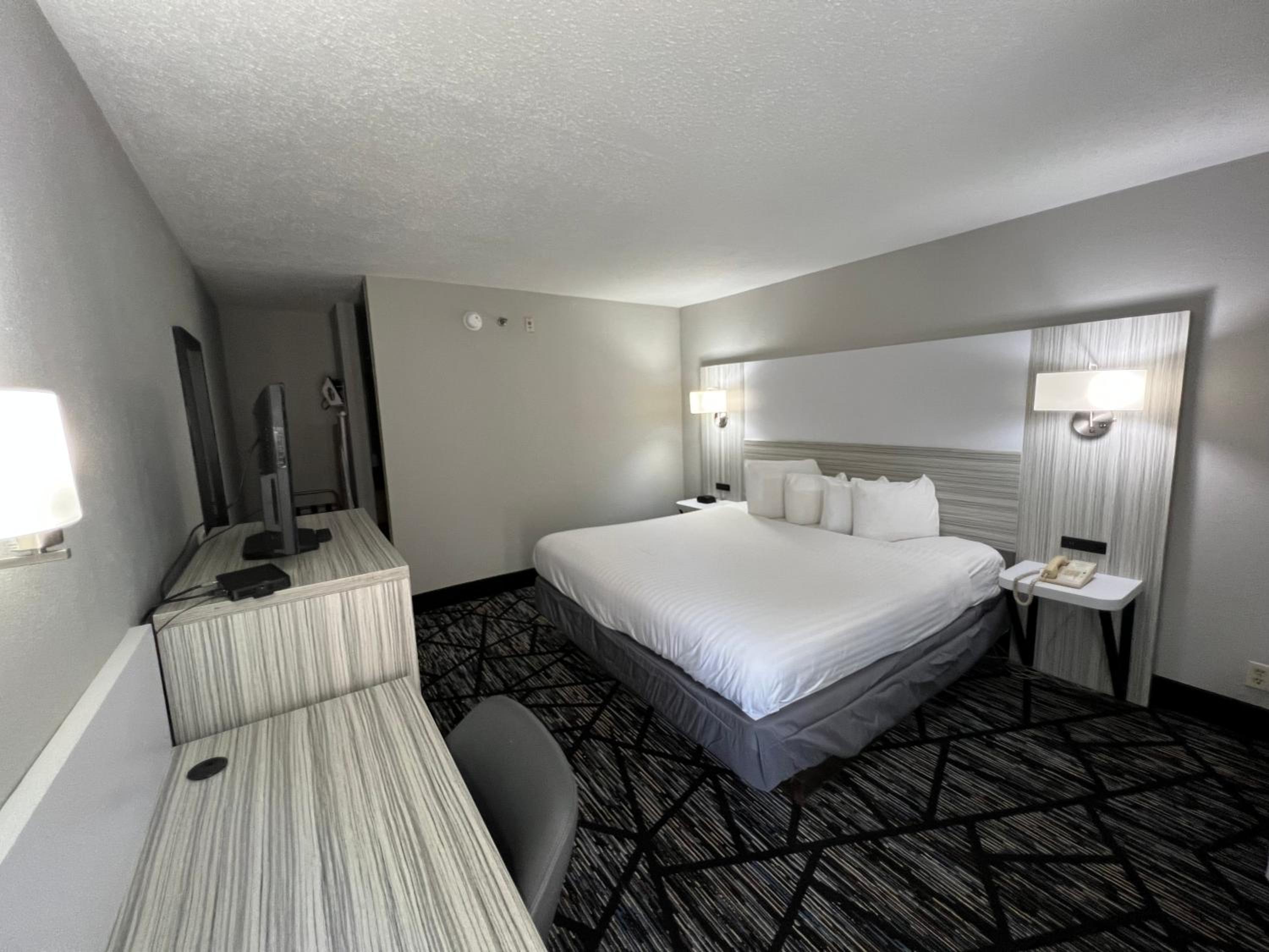 King Room with Roll-In Shower - Disability Access - Photo 1