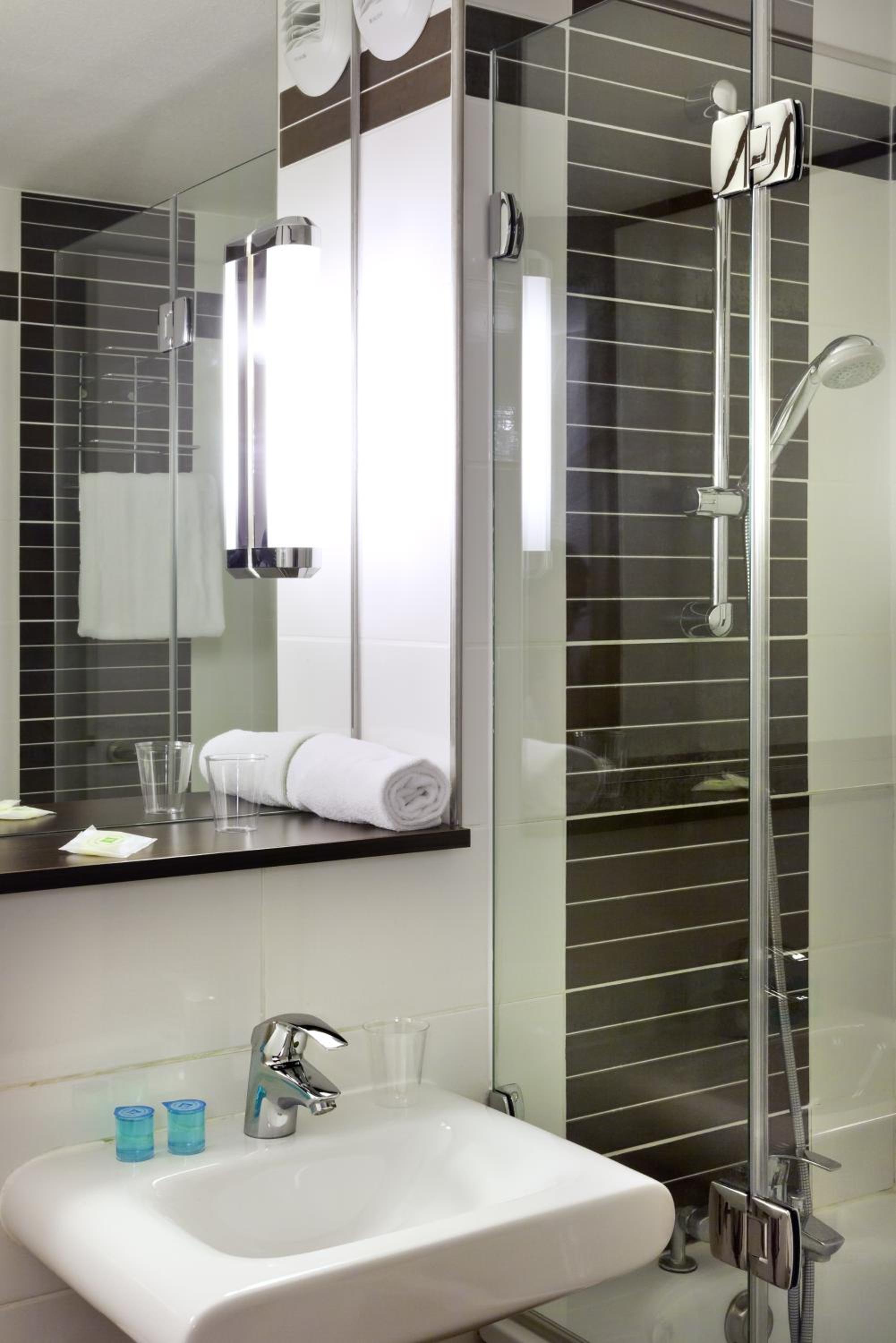 Standard Twin Room - Photo 2