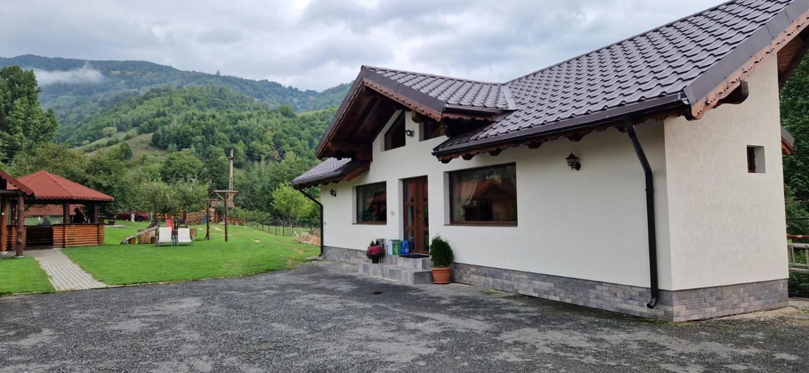 Seven-Bedroom House - Photo 3