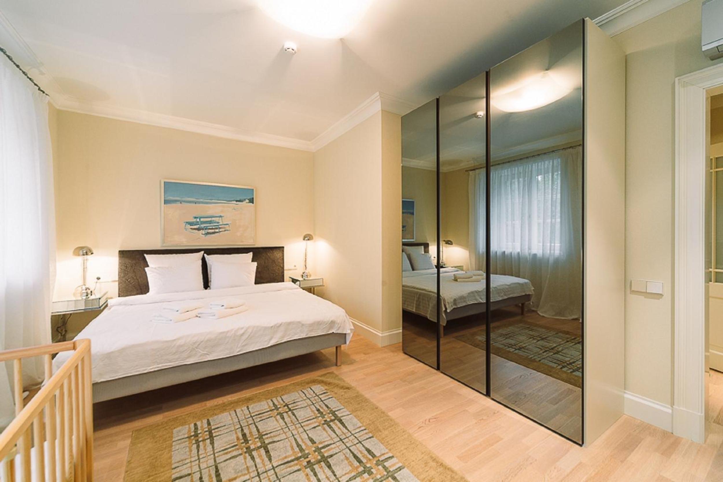 Three-Bedroom Apartment with Balcony photo 3