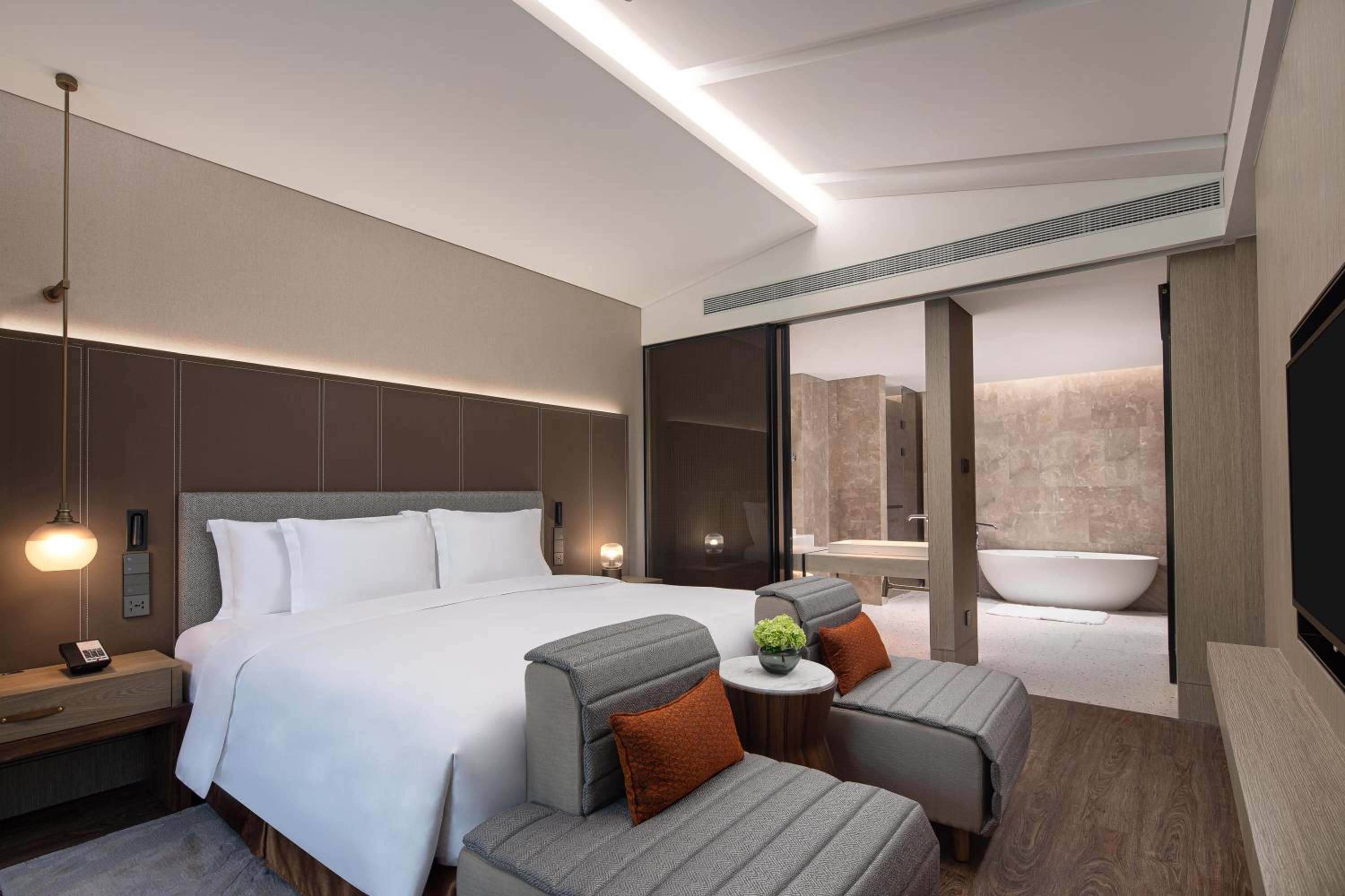 One-Bedroom Suite with Dining Area