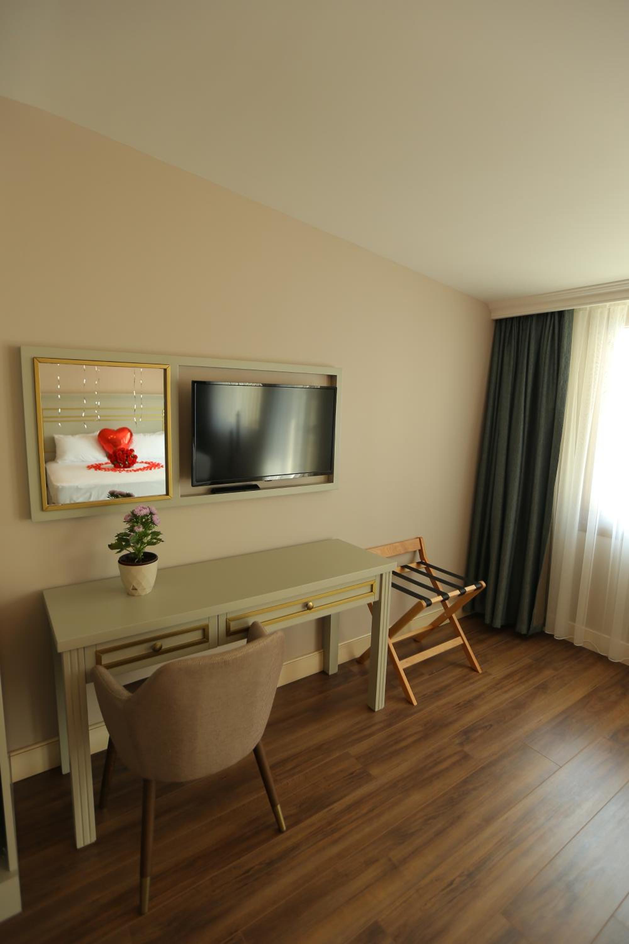 Deluxe Double Room with Balcony photo 2