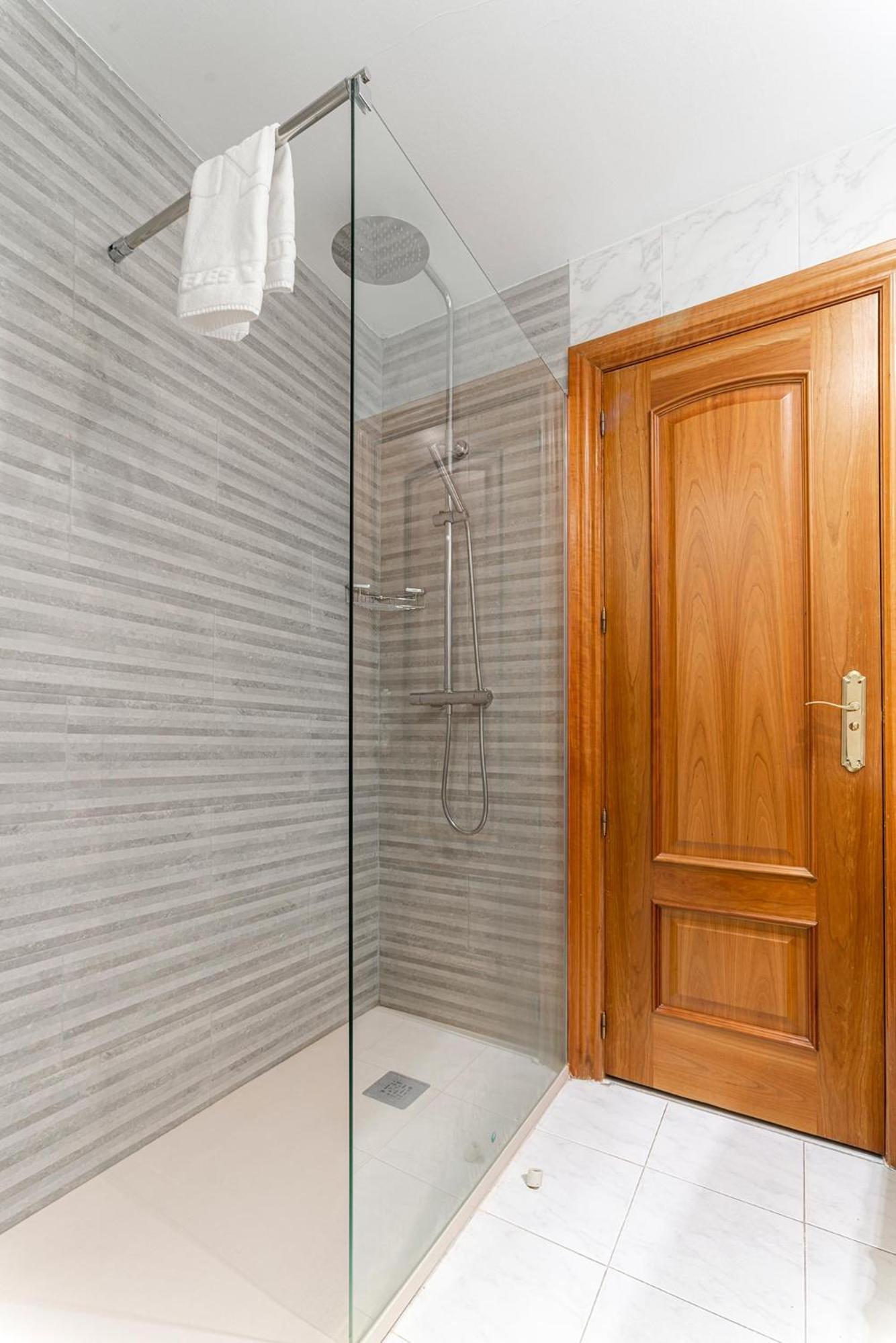 Twin Room - Photo 11