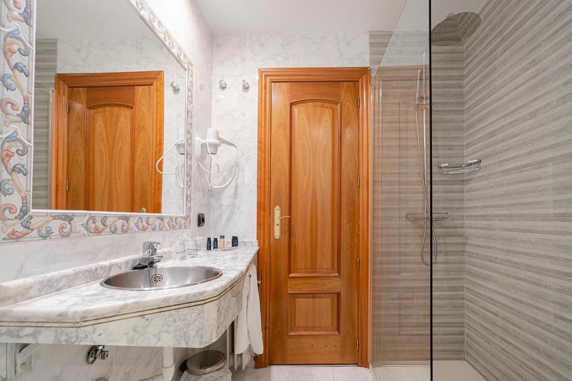 Twin Room - Photo 8