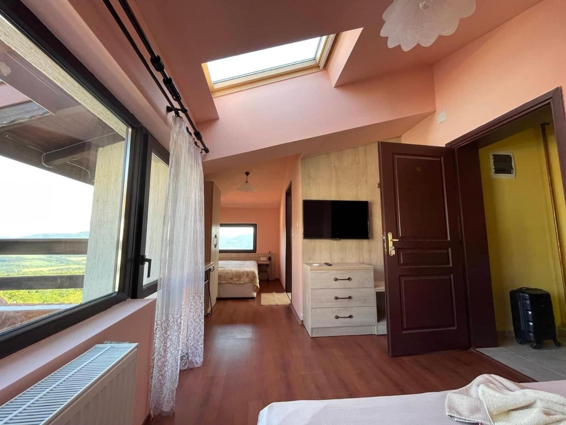 Five-Bedroom House photo 2