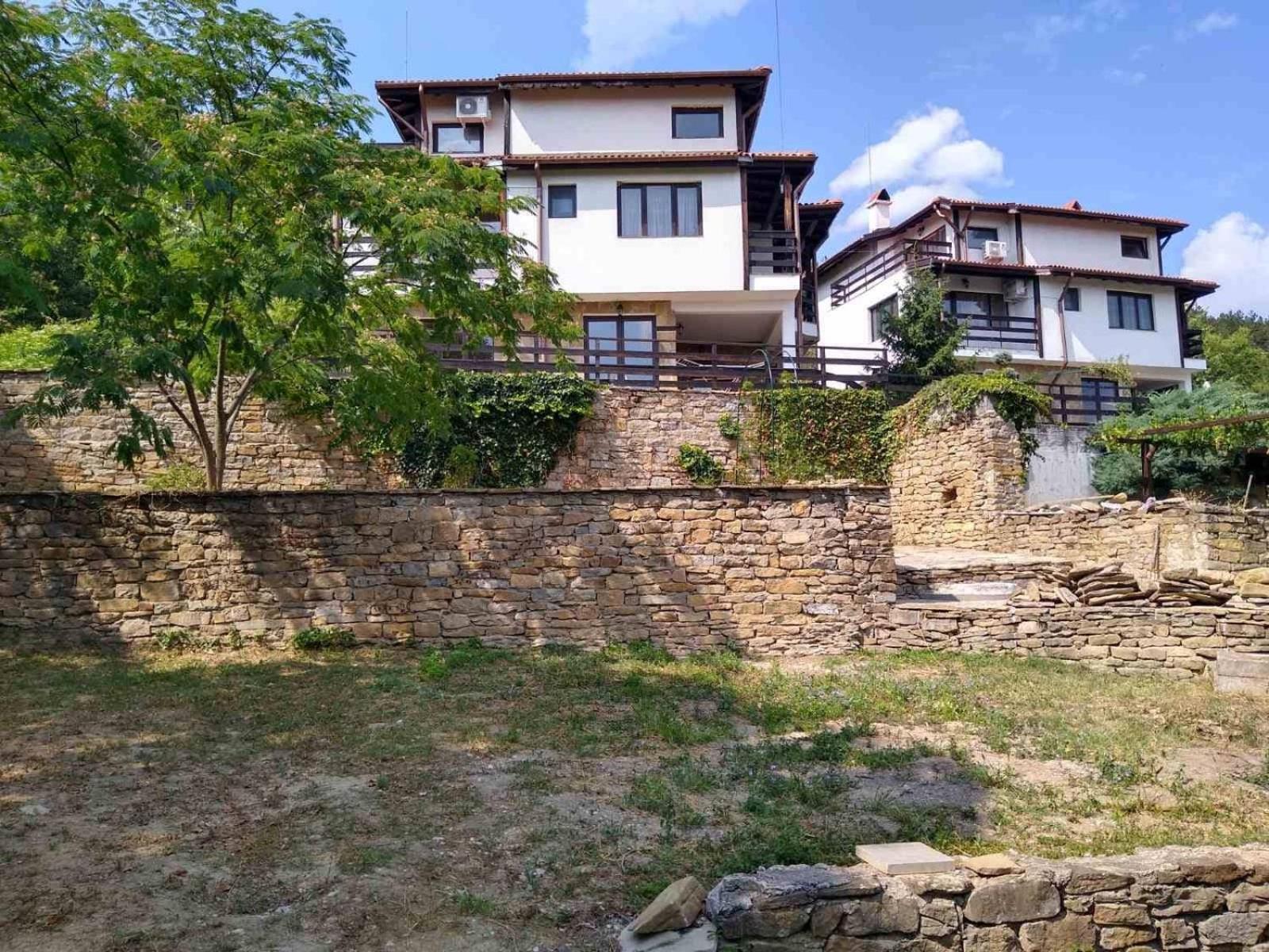 Five-Bedroom House photo 3