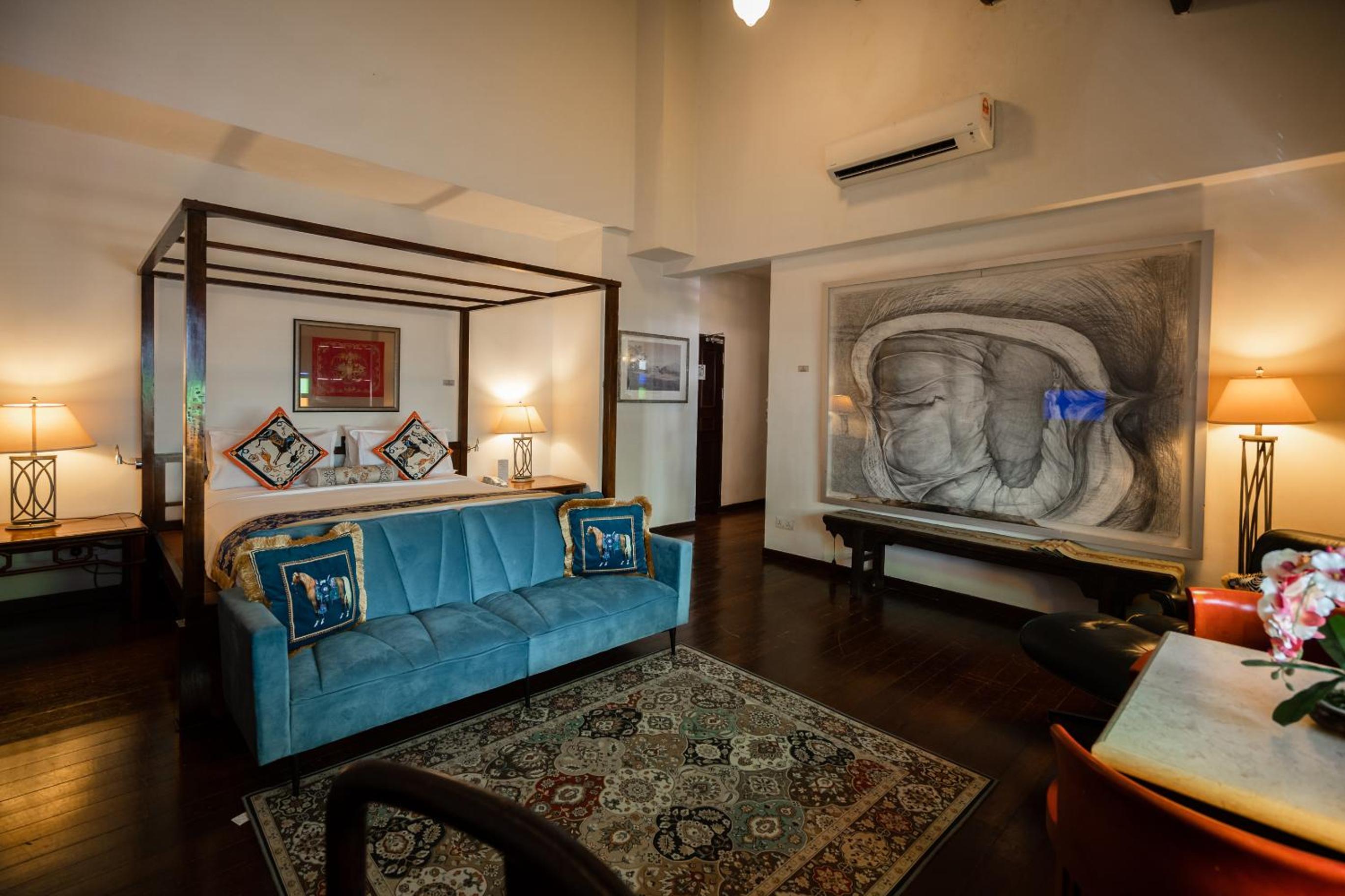 Hutton Deluxe King Room with Jacuzzi and Balcony photo 2