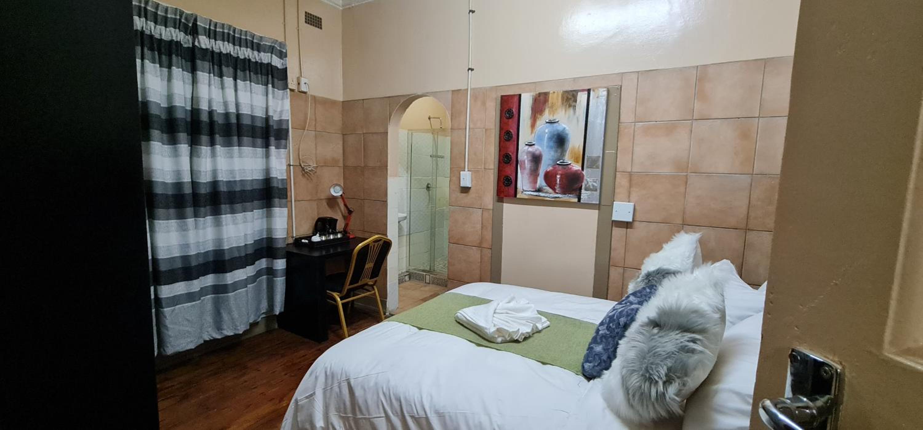 Double or Twin Room with Private Bathroom - Photo 19