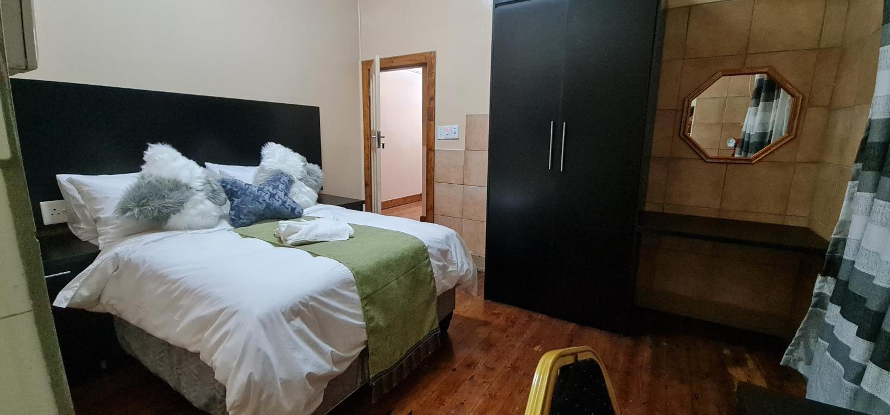 Double or Twin Room with Private Bathroom - Photo 16
