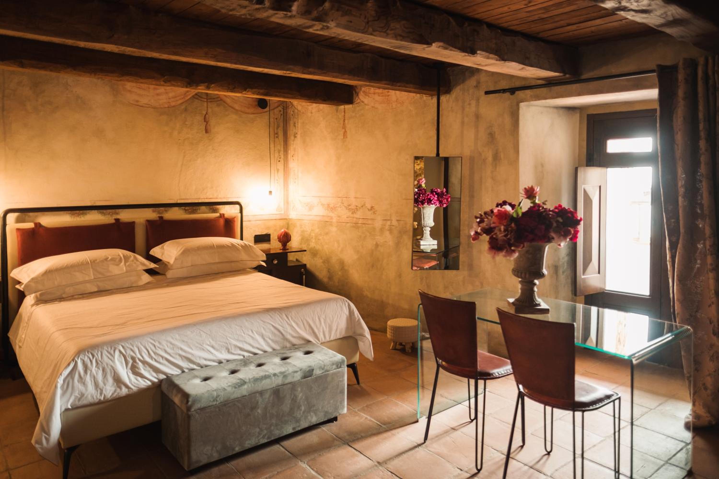 Junior Suite with Balcony - Photo 3