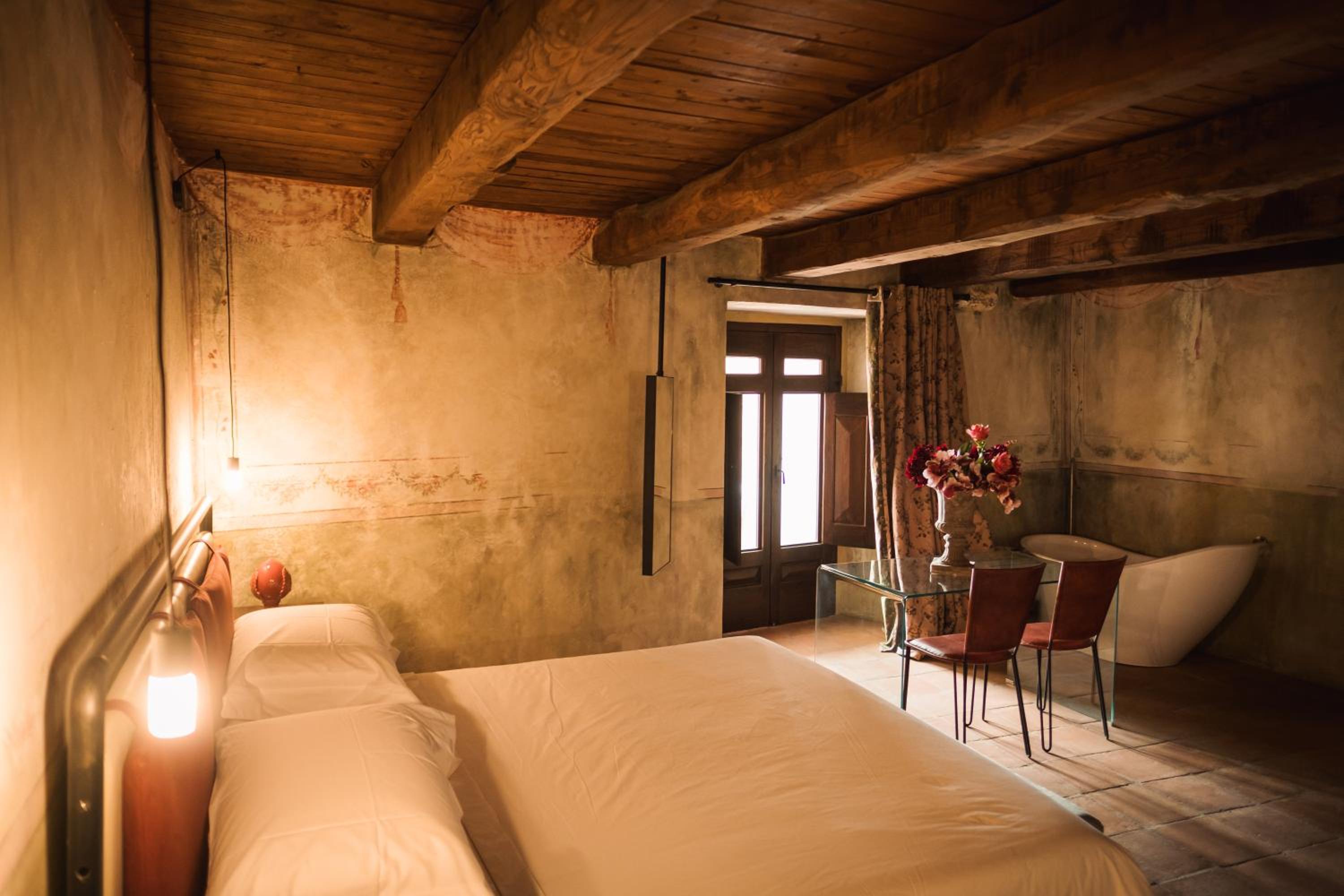 Junior Suite with Balcony - Photo 19