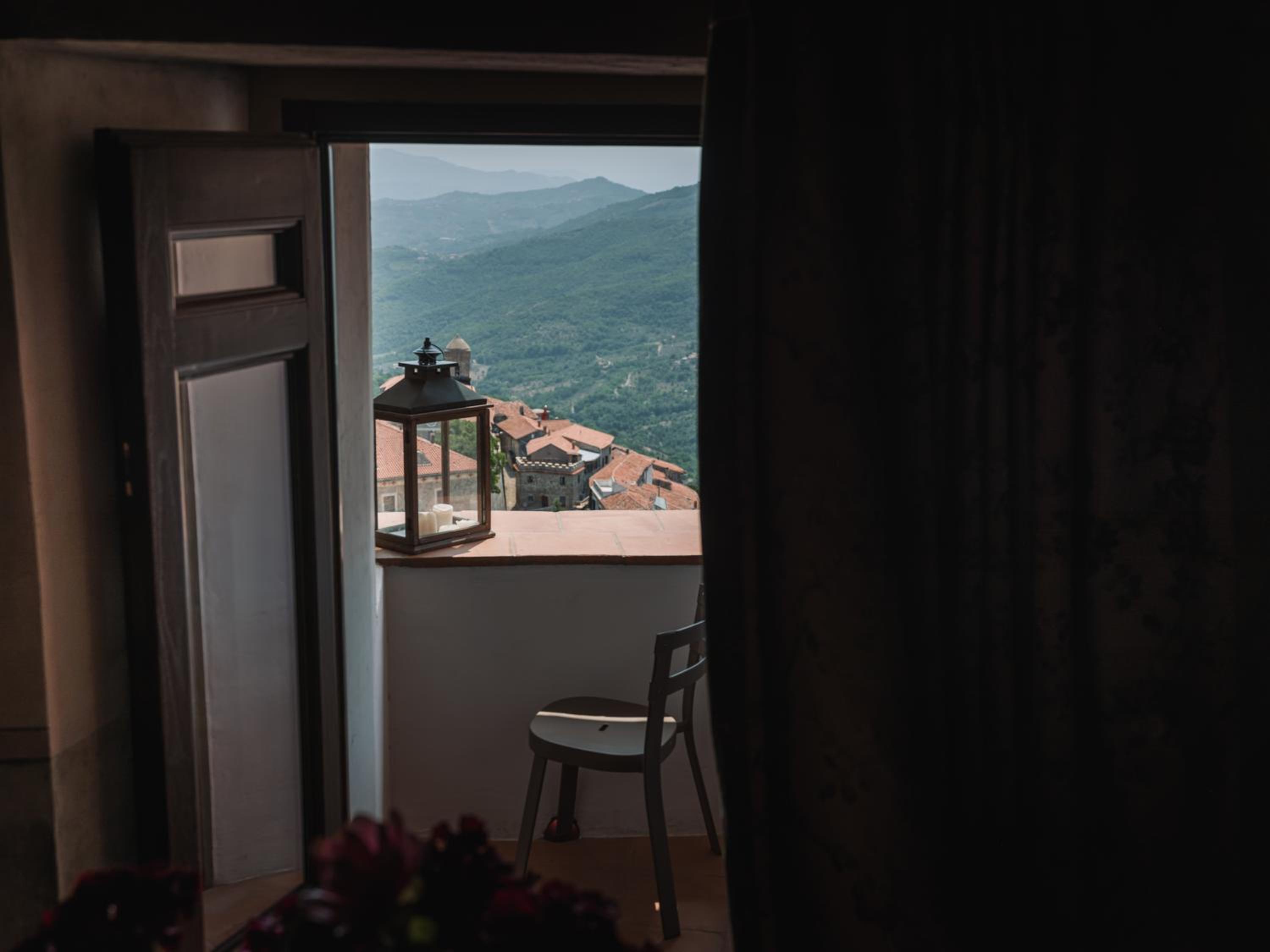 Junior Suite with Balcony - Photo 10