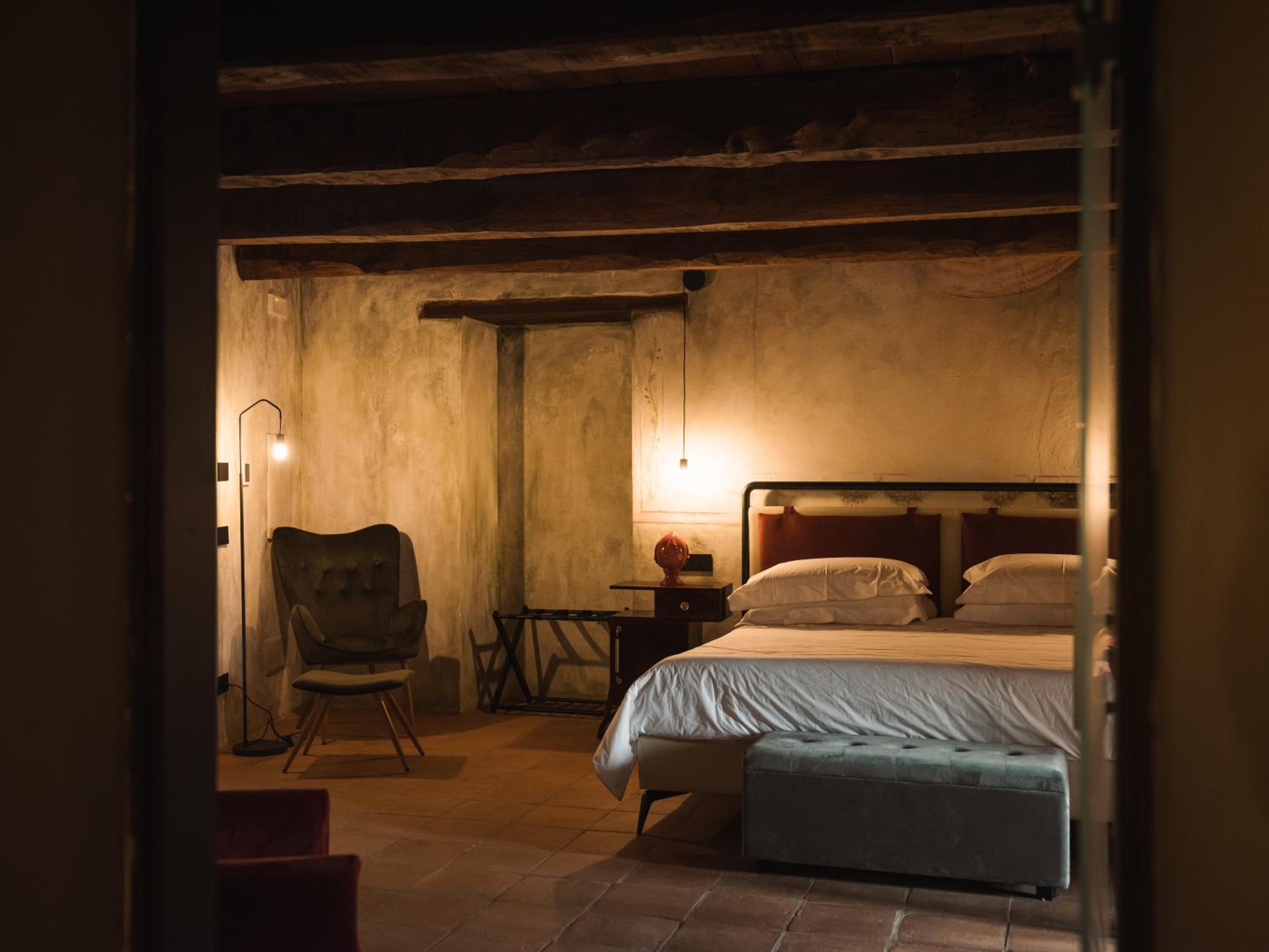 Junior Suite with Balcony - Photo 6