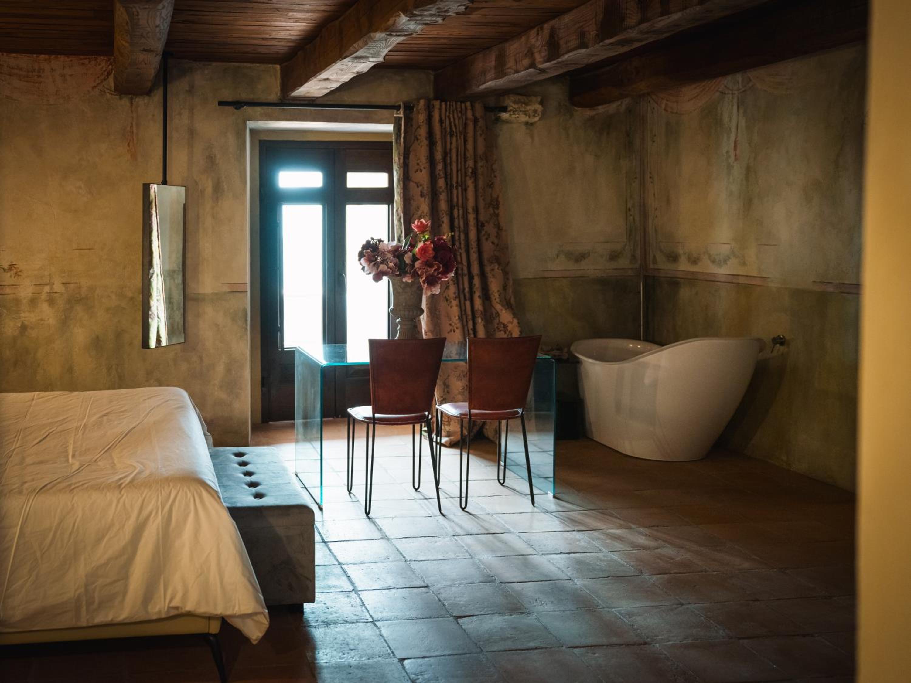 Junior Suite with Balcony - Photo 14