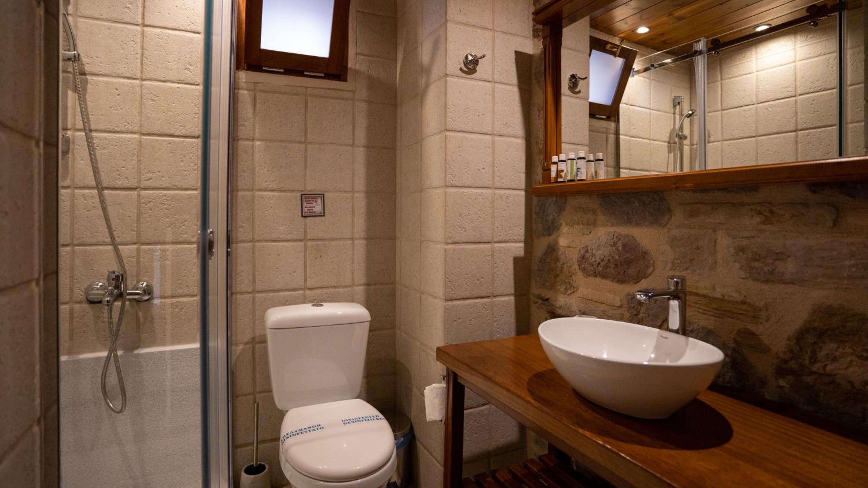 Deluxe Double Room with Balcony - Photo 5