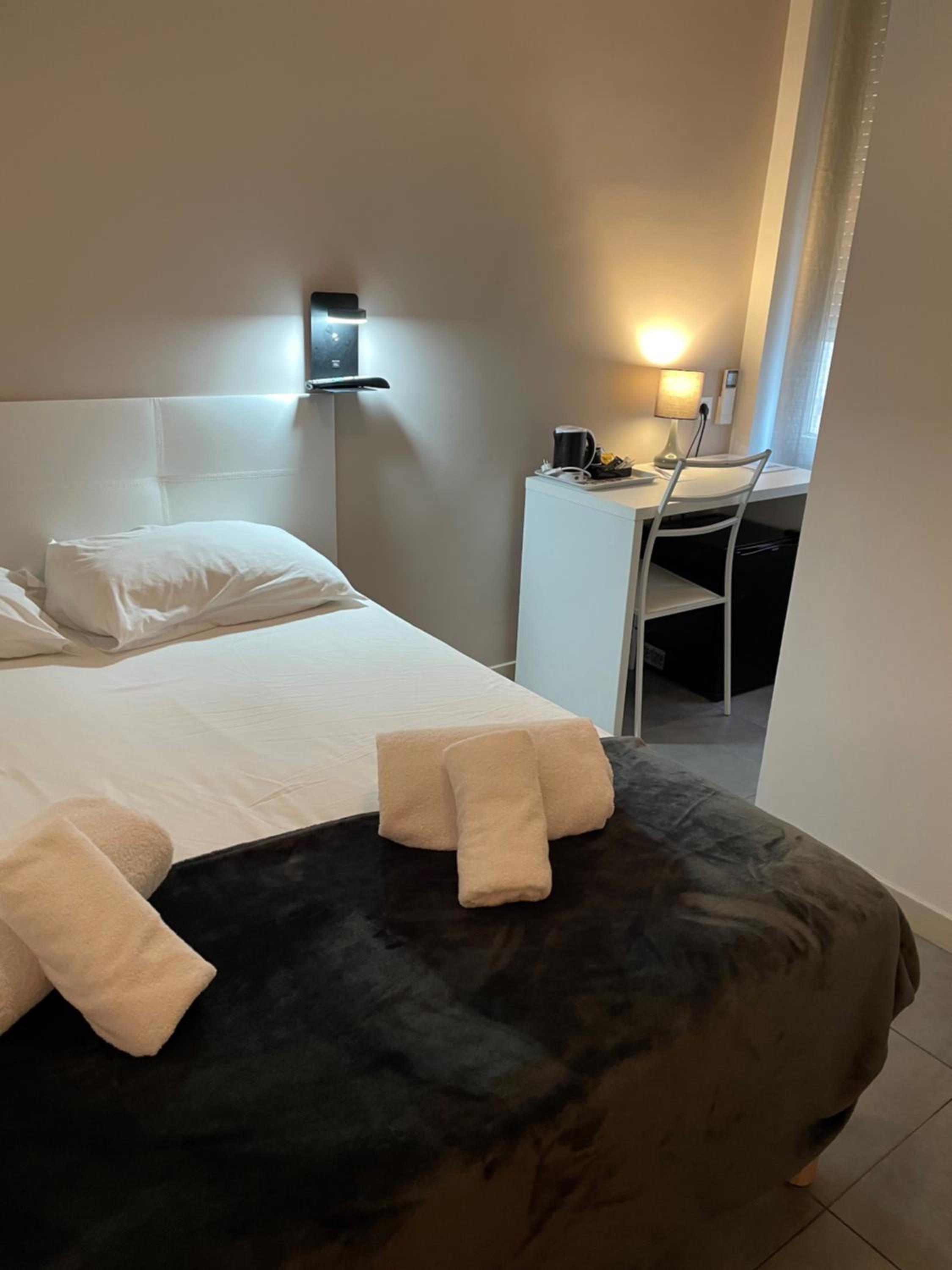 Double Room - Photo 17