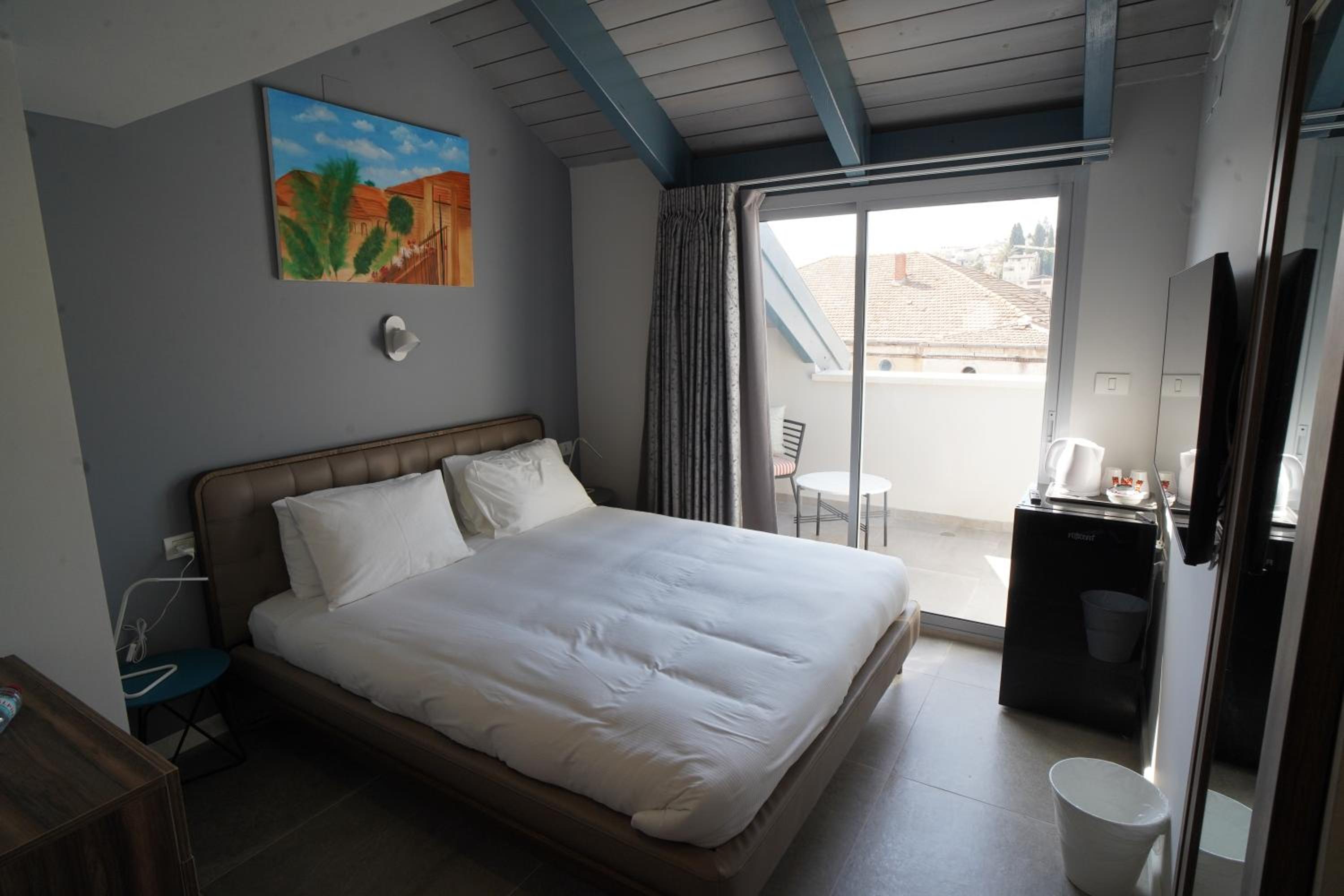 Deluxe Double Room with Balcony - Photo 9