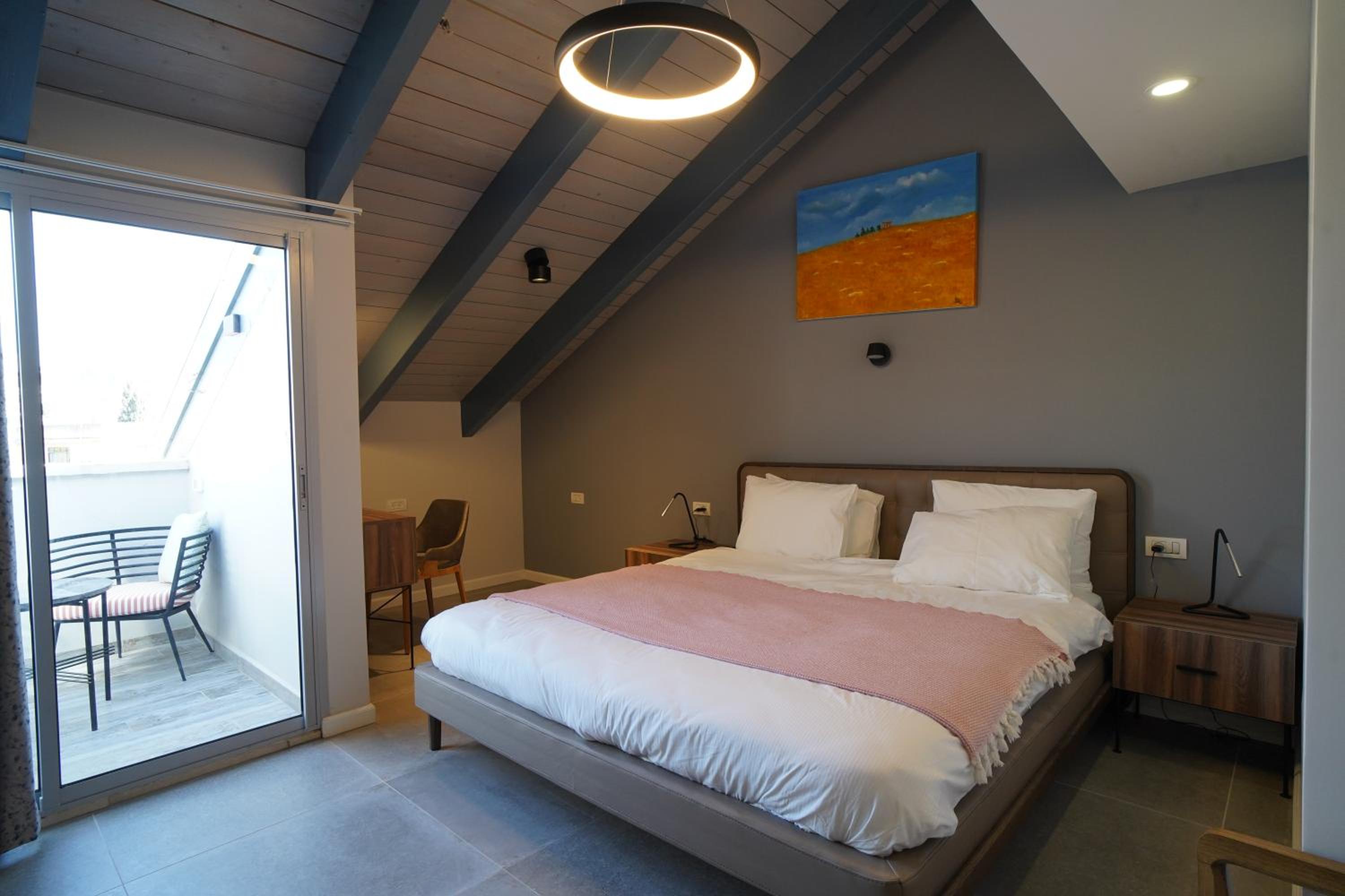 Deluxe Double Room with Balcony - Photo 4